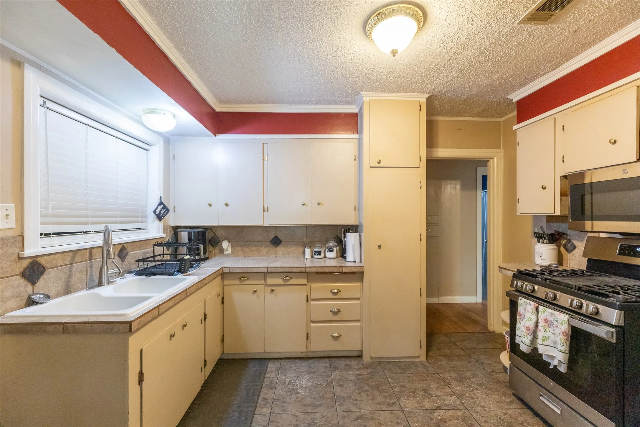 Single Family Residence For Sale in Taylor County , 1925 Chestnut Street, Abilene, Texas 79602, 3 Bedroom, 1 Bathroom, 2 Garage spaces, 1,552 Sqft, built in 1942, mls#21277177, Real Estate Agent in Abilene, Homes For Sale in Taylor county, Homes For Sale in Abilene, Realtor in Abilene Texas, Real Estate Brokerage Independent Realty Texas, Luminita Cordes Realtor