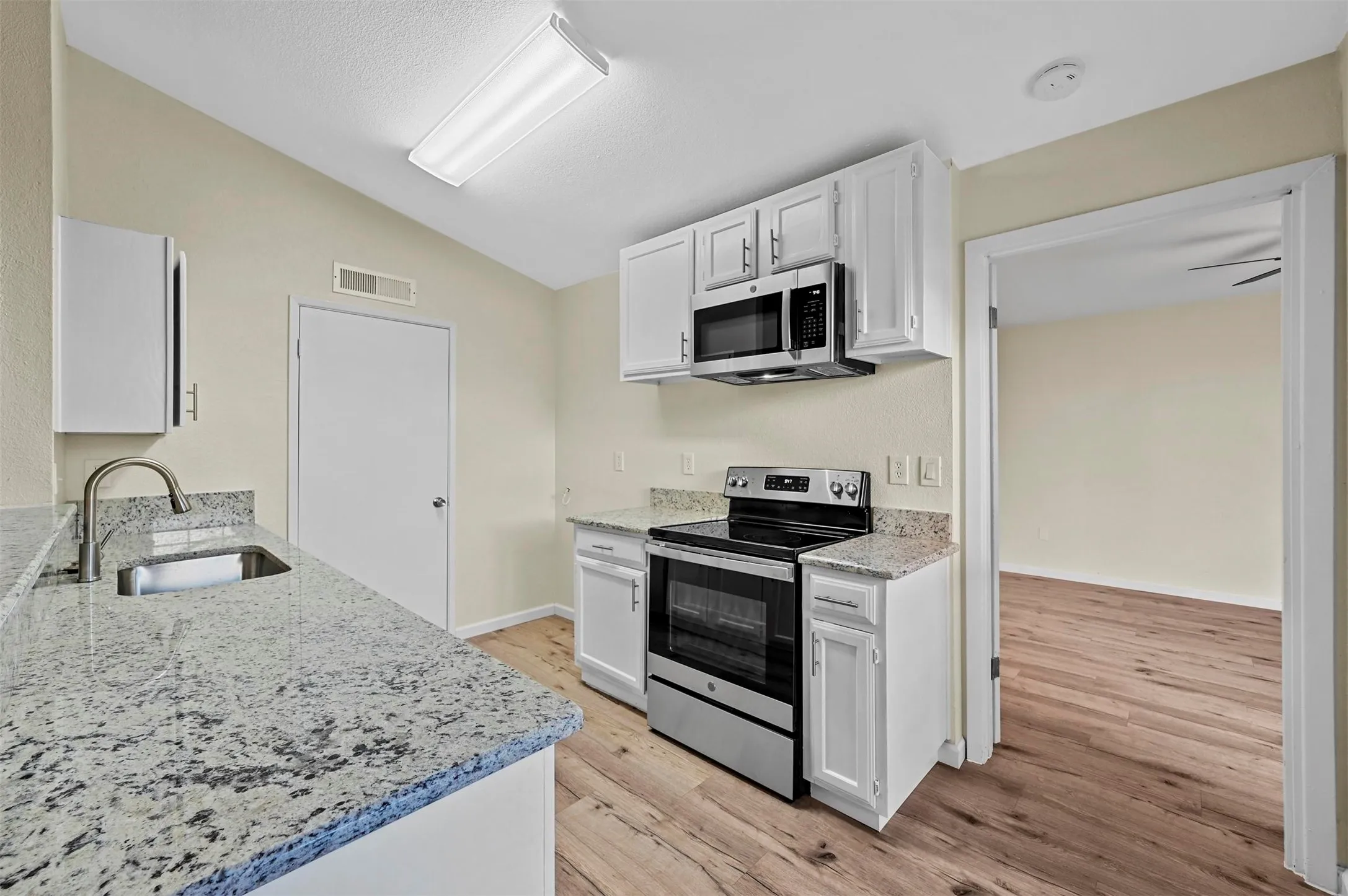 Single Family Residence For Rent in Denton County , 6005 Dooley Drive, The Colony, Texas 75056, 2 Bedrooms, 2 Bathrooms, Garage spaces, 1,227 Sqft, built in 1982, Price $1,995, mls#21291055, Real Estate Agent in The Colony, Homes For Rent in Denton county, Homes For Rent in The Colony, Realtor in The Colony Texas, Real Estate Brokerage Independent Realty Texas, Luminita Cordes Realtor