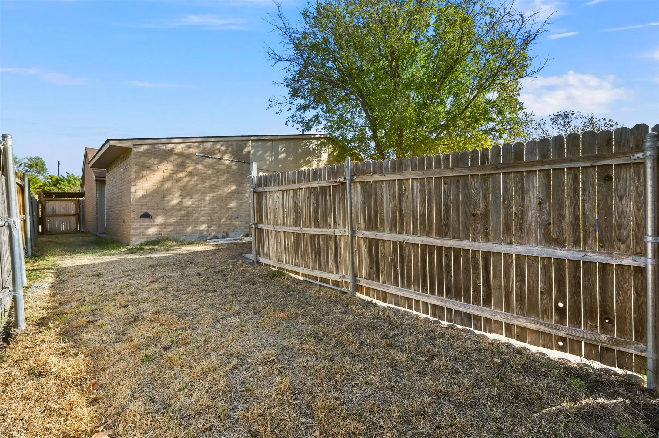 Single Family Residence For Rent in Denton County , 6005 Dooley Drive, The Colony, Texas 75056, 2 Bedrooms, 2 Bathrooms, Garage spaces, 1,227 Sqft, built in 1982, Price $1,995, mls#21291055, Real Estate Agent in The Colony, Homes For Rent in Denton county, Homes For Rent in The Colony, Realtor in The Colony Texas, Real Estate Brokerage Independent Realty Texas, Luminita Cordes Realtor