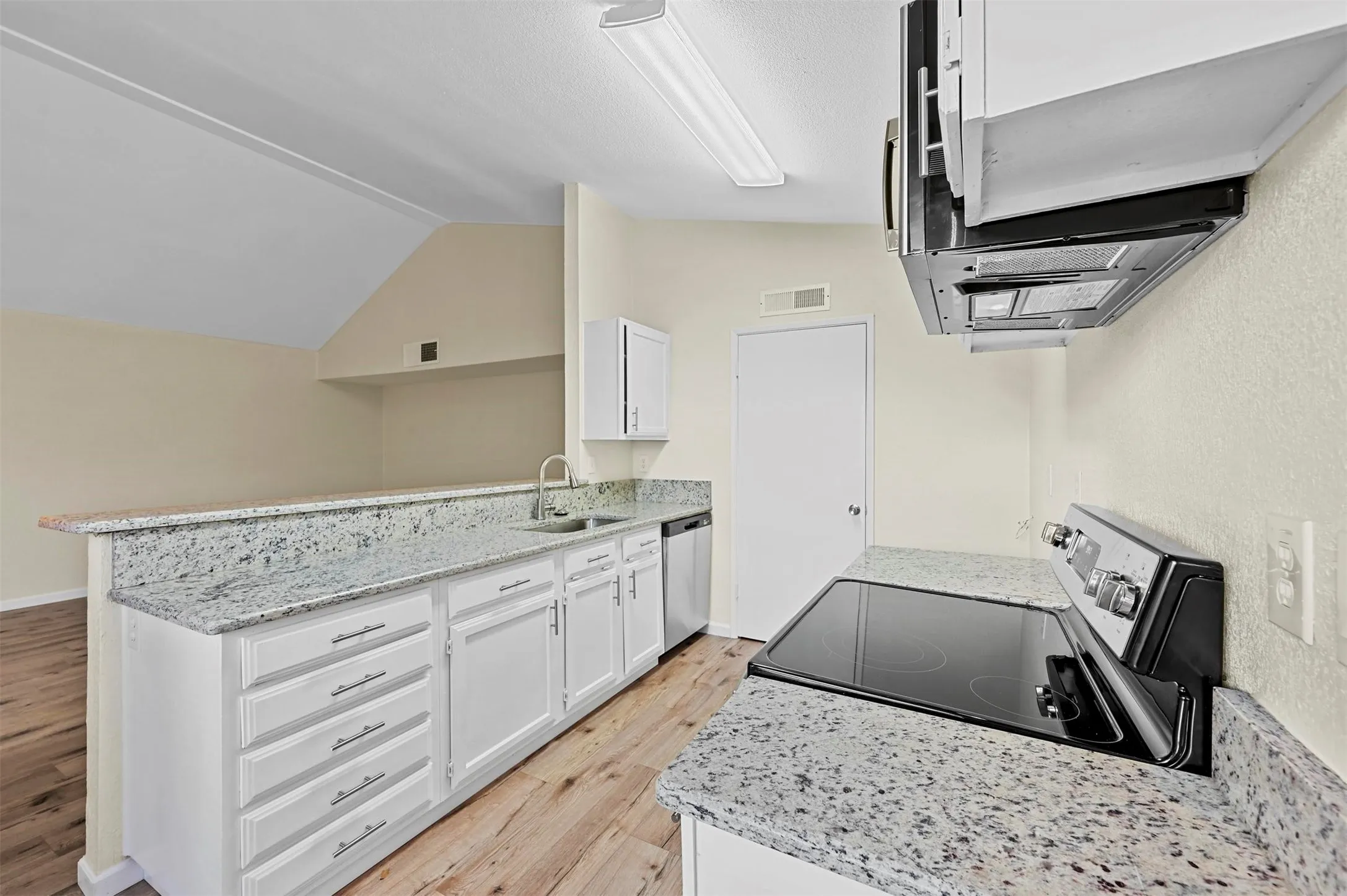 Single Family Residence For Rent in Denton County , 6005 Dooley Drive, The Colony, Texas 75056, 2 Bedrooms, 2 Bathrooms, Garage spaces, 1,227 Sqft, built in 1982, Price $1,995, mls#21291055, Real Estate Agent in The Colony, Homes For Rent in Denton county, Homes For Rent in The Colony, Realtor in The Colony Texas, Real Estate Brokerage Independent Realty Texas, Luminita Cordes Realtor