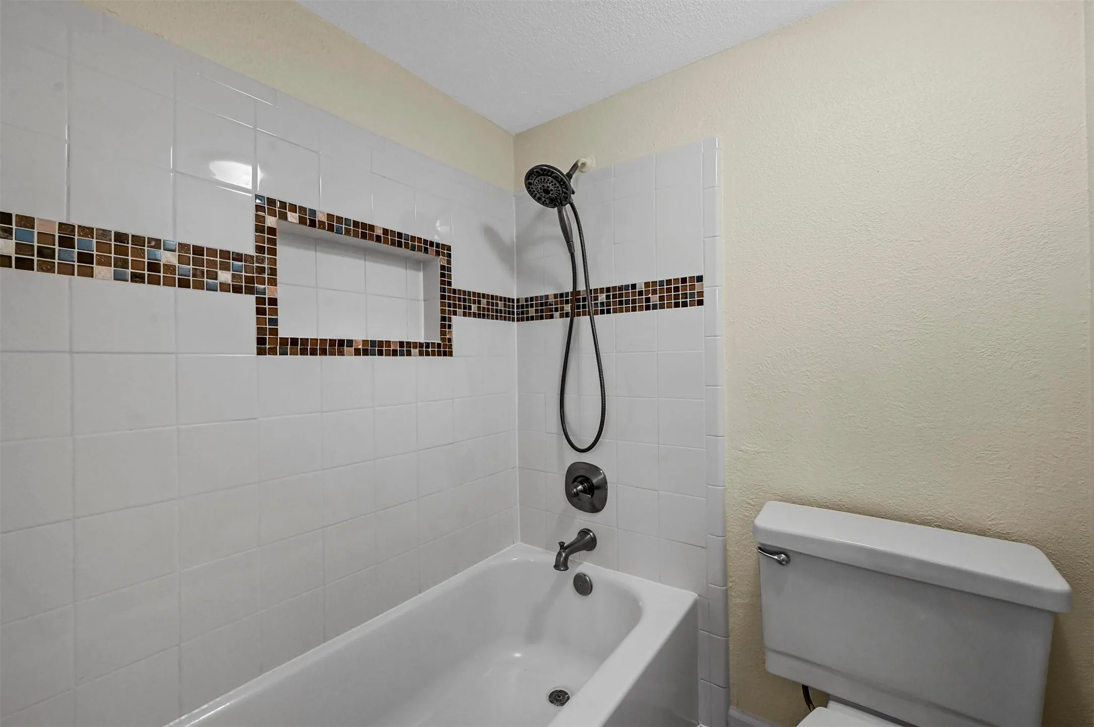 Single Family Residence For Rent in Denton County , 6005 Dooley Drive, The Colony, Texas 75056, 2 Bedrooms, 2 Bathrooms, Garage spaces, 1,227 Sqft, built in 1982, Price $1,995, mls#21291055, Real Estate Agent in The Colony, Homes For Rent in Denton county, Homes For Rent in The Colony, Realtor in The Colony Texas, Real Estate Brokerage Independent Realty Texas, Luminita Cordes Realtor
