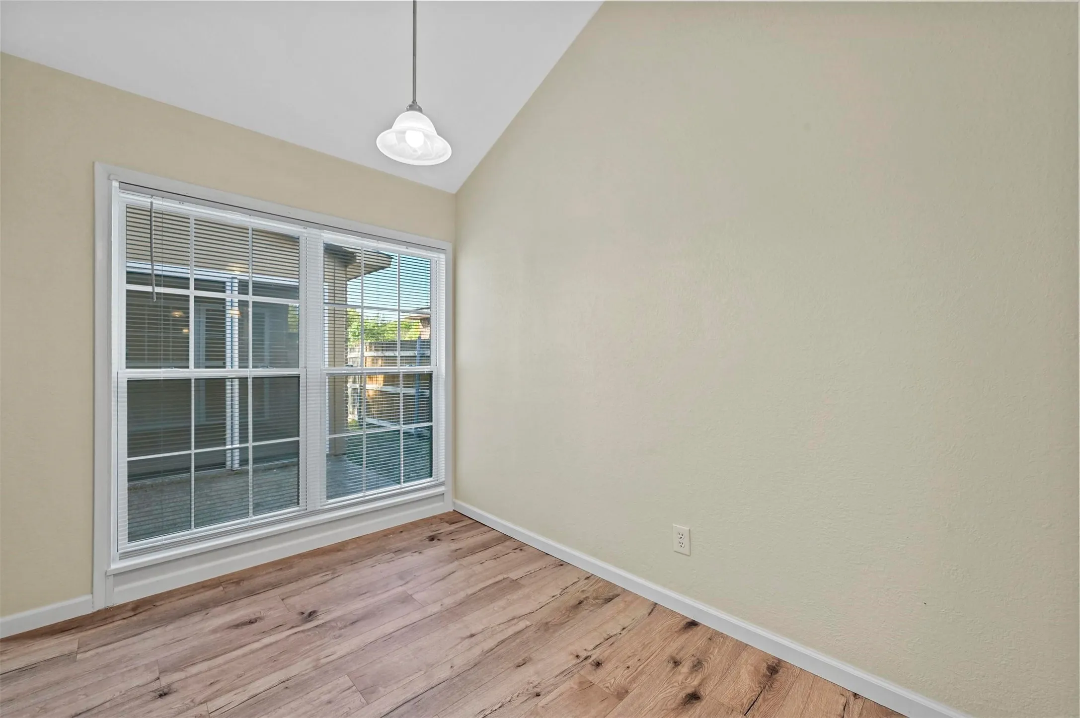 Single Family Residence For Rent in Denton County , 6005 Dooley Drive, The Colony, Texas 75056, 2 Bedrooms, 2 Bathrooms, Garage spaces, 1,227 Sqft, built in 1982, Price $1,995, mls#21291055, Real Estate Agent in The Colony, Homes For Rent in Denton county, Homes For Rent in The Colony, Realtor in The Colony Texas, Real Estate Brokerage Independent Realty Texas, Luminita Cordes Realtor