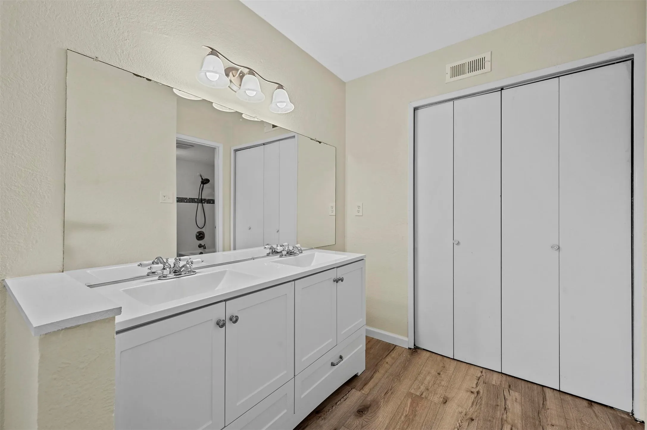 Single Family Residence For Rent in Denton County , 6005 Dooley Drive, The Colony, Texas 75056, 2 Bedrooms, 2 Bathrooms, Garage spaces, 1,227 Sqft, built in 1982, Price $1,995, mls#21291055, Real Estate Agent in The Colony, Homes For Rent in Denton county, Homes For Rent in The Colony, Realtor in The Colony Texas, Real Estate Brokerage Independent Realty Texas, Luminita Cordes Realtor
