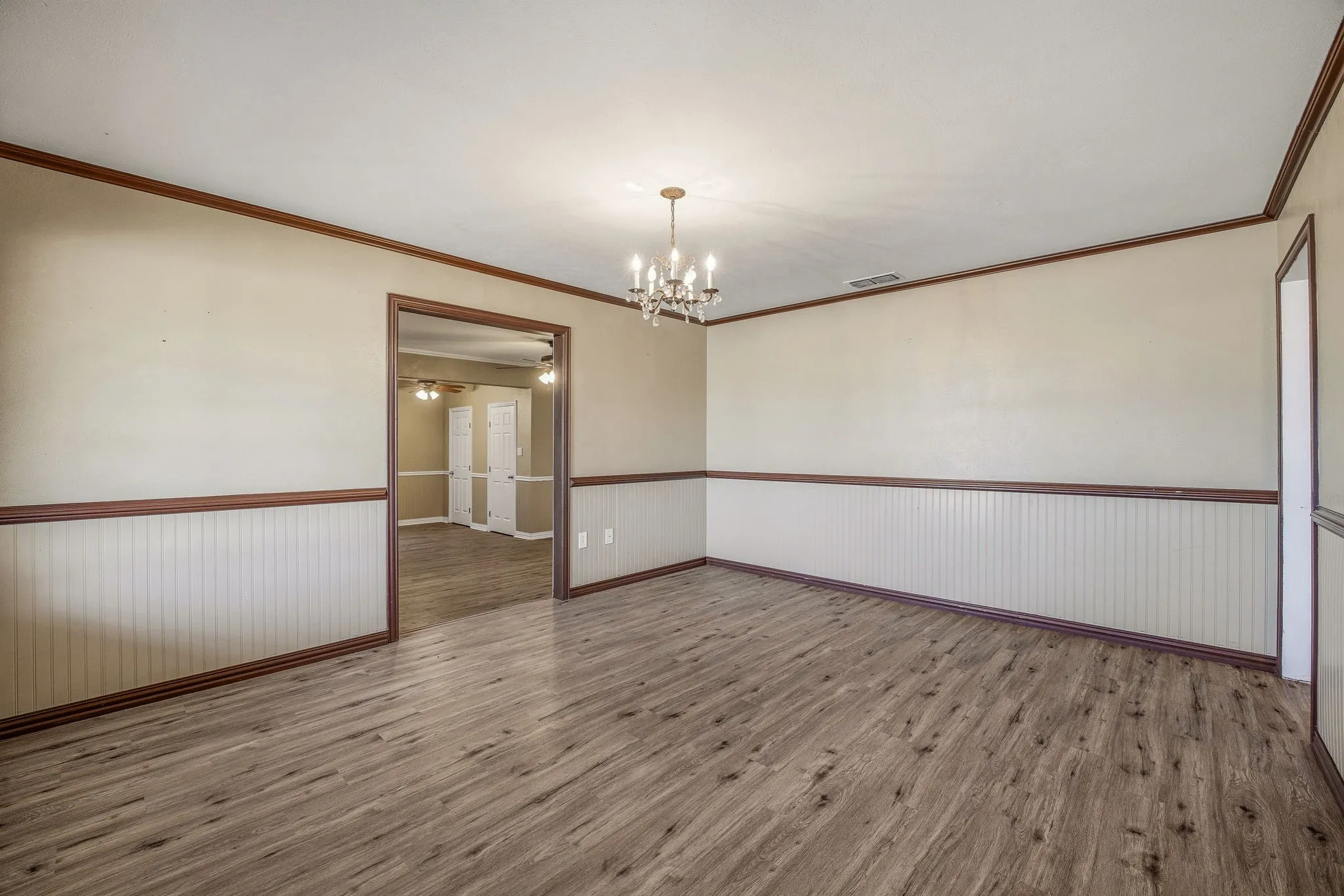 Single Family Residence For Sale in Erath County , 1571 W Ash Street, Stephenville, Texas 76401, 4 Bedroom, 3 Bathroom, 2 Garage spaces, 2,336 Sqft, built in 1963, mls#21290313, Real Estate Agent in Stephenville, Homes For Sale in Erath county, Homes For Sale in Stephenville, Realtor in Stephenville Texas, Real Estate Brokerage Independent Realty Texas, Luminita Cordes Realtor