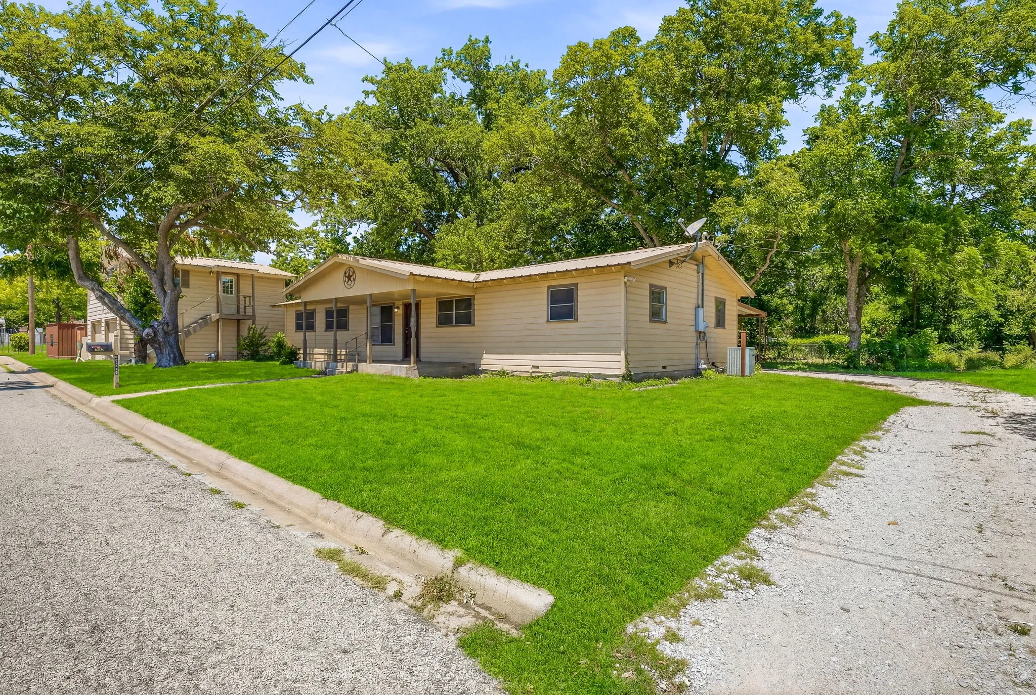 Single Family Residence For Sale in Erath County , 1571 W Ash Street, Stephenville, Texas 76401, 4 Bedroom, 3 Bathroom, 2 Garage spaces, 2,336 Sqft, built in 1963, mls#21290313, Real Estate Agent in Stephenville, Homes For Sale in Erath county, Homes For Sale in Stephenville, Realtor in Stephenville Texas, Real Estate Brokerage Independent Realty Texas, Luminita Cordes Realtor