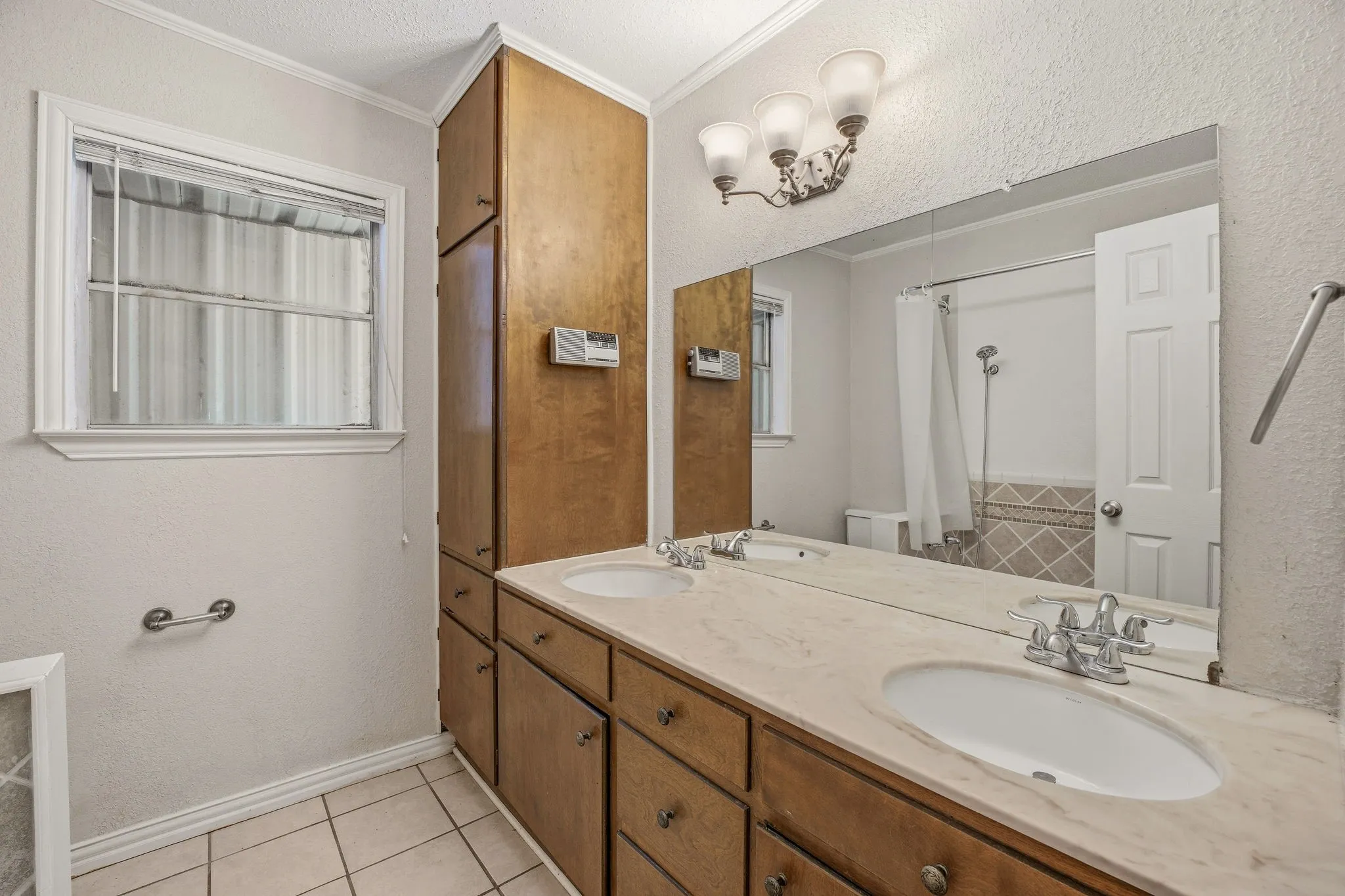 Single Family Residence For Sale in Erath County , 1571 W Ash Street, Stephenville, Texas 76401, 4 Bedroom, 3 Bathroom, 2 Garage spaces, 2,336 Sqft, built in 1963, mls#21290313, Real Estate Agent in Stephenville, Homes For Sale in Erath county, Homes For Sale in Stephenville, Realtor in Stephenville Texas, Real Estate Brokerage Independent Realty Texas, Luminita Cordes Realtor