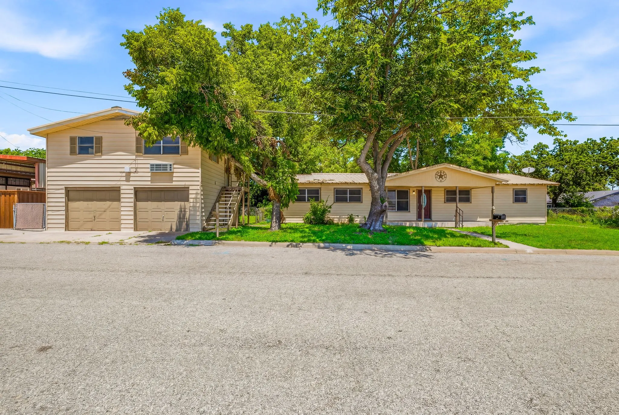 Single Family Residence For Sale in Erath County , 1571 W Ash Street, Stephenville, Texas 76401, 4 Bedroom, 3 Bathroom, 2 Garage spaces, 2,336 Sqft, built in 1963, mls#21290313, Real Estate Agent in Stephenville, Homes For Sale in Erath county, Homes For Sale in Stephenville, Realtor in Stephenville Texas, Real Estate Brokerage Independent Realty Texas, Luminita Cordes Realtor