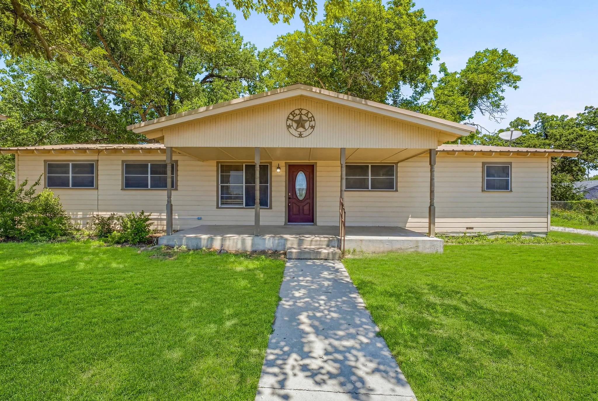 Single Family Residence For Sale in Erath County , 1571 W Ash Street, Stephenville, Texas 76401, 4 Bedroom, 3 Bathroom, 2 Garage spaces, 2,336 Sqft, built in 1963, mls#21290313, Real Estate Agent in Stephenville, Homes For Sale in Erath county, Homes For Sale in Stephenville, Realtor in Stephenville Texas, Real Estate Brokerage Independent Realty Texas, Luminita Cordes Realtor