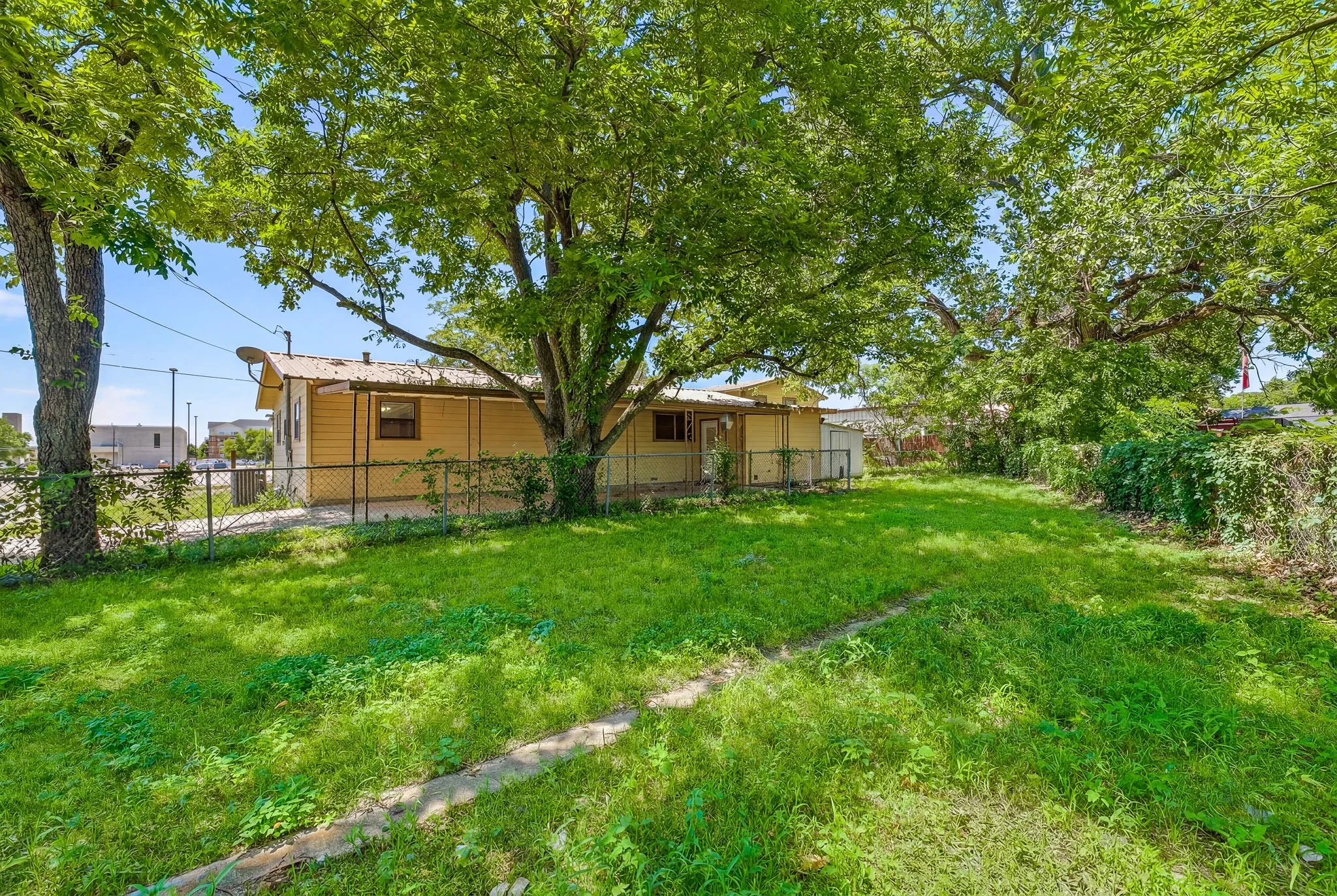 Single Family Residence For Sale in Erath County , 1571 W Ash Street, Stephenville, Texas 76401, 4 Bedroom, 3 Bathroom, 2 Garage spaces, 2,336 Sqft, built in 1963, mls#21290313, Real Estate Agent in Stephenville, Homes For Sale in Erath county, Homes For Sale in Stephenville, Realtor in Stephenville Texas, Real Estate Brokerage Independent Realty Texas, Luminita Cordes Realtor