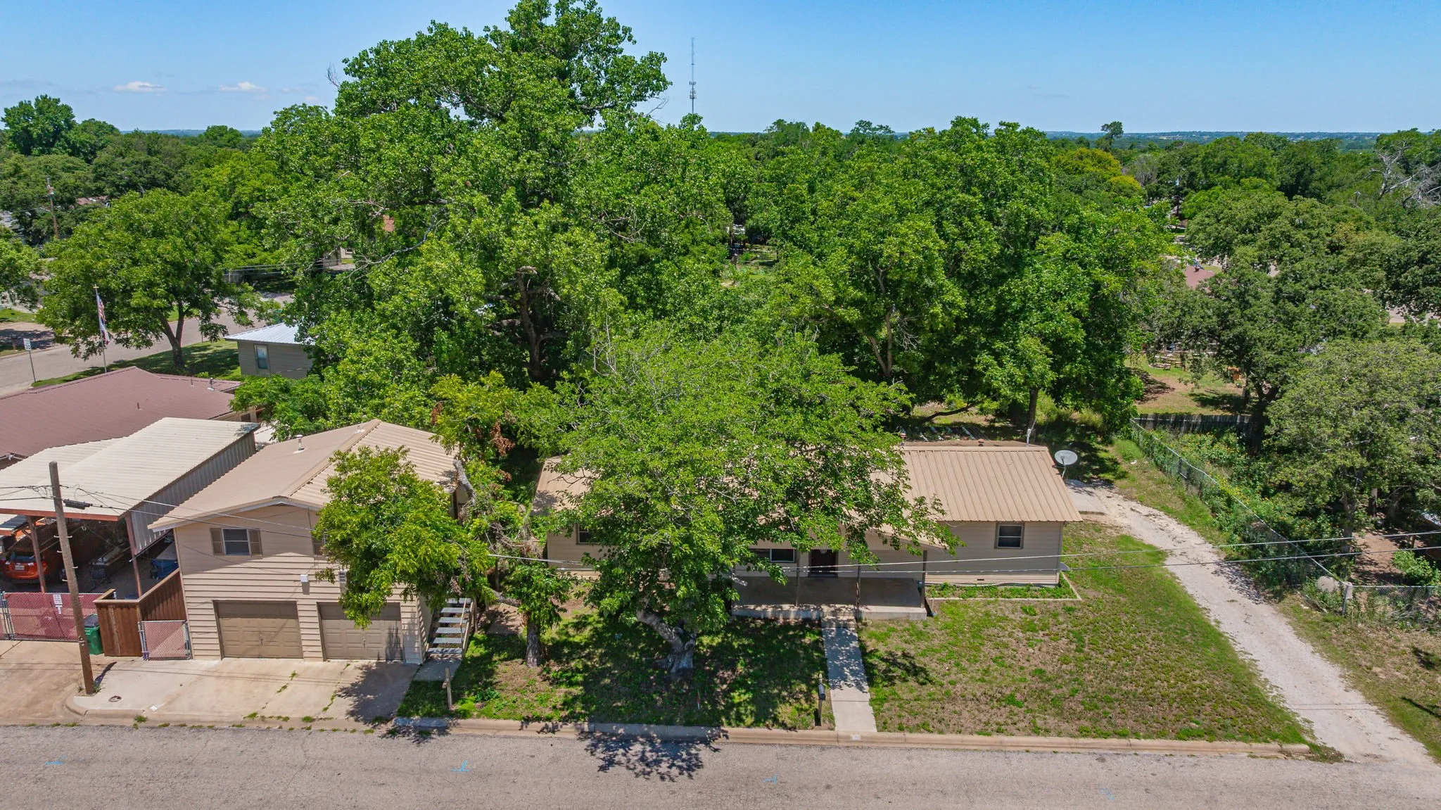 Single Family Residence For Sale in Erath County , 1571 W Ash Street, Stephenville, Texas 76401, 4 Bedroom, 3 Bathroom, 2 Garage spaces, 2,336 Sqft, built in 1963, mls#21290313, Real Estate Agent in Stephenville, Homes For Sale in Erath county, Homes For Sale in Stephenville, Realtor in Stephenville Texas, Real Estate Brokerage Independent Realty Texas, Luminita Cordes Realtor