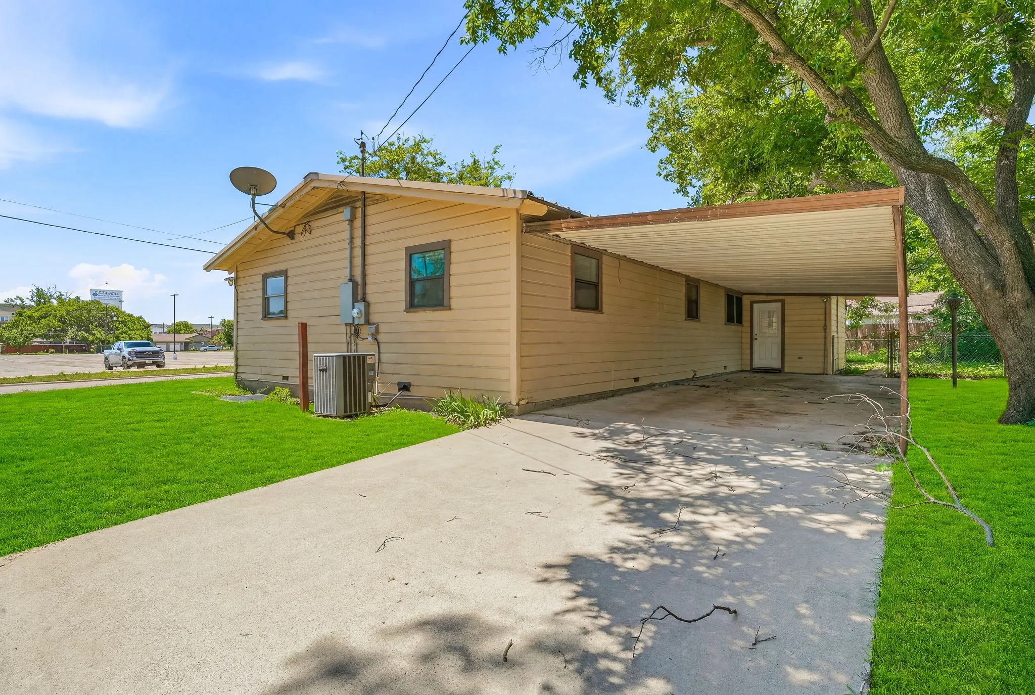 Single Family Residence For Sale in Erath County , 1571 W Ash Street, Stephenville, Texas 76401, 4 Bedroom, 3 Bathroom, 2 Garage spaces, 2,336 Sqft, built in 1963, mls#21290313, Real Estate Agent in Stephenville, Homes For Sale in Erath county, Homes For Sale in Stephenville, Realtor in Stephenville Texas, Real Estate Brokerage Independent Realty Texas, Luminita Cordes Realtor