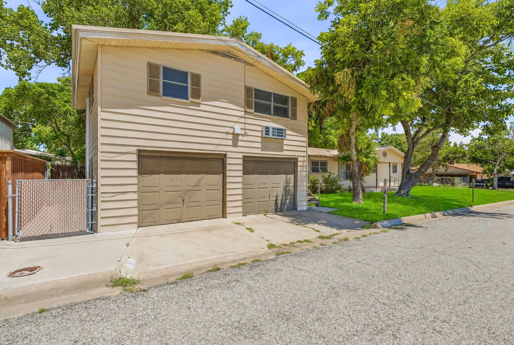 Single Family Residence For Sale in Erath County , 1571 W Ash Street, Stephenville, Texas 76401, 4 Bedroom, 3 Bathroom, 2 Garage spaces, 2,336 Sqft, built in 1963, mls#21290313, Real Estate Agent in Stephenville, Homes For Sale in Erath county, Homes For Sale in Stephenville, Realtor in Stephenville Texas, Real Estate Brokerage Independent Realty Texas, Luminita Cordes Realtor