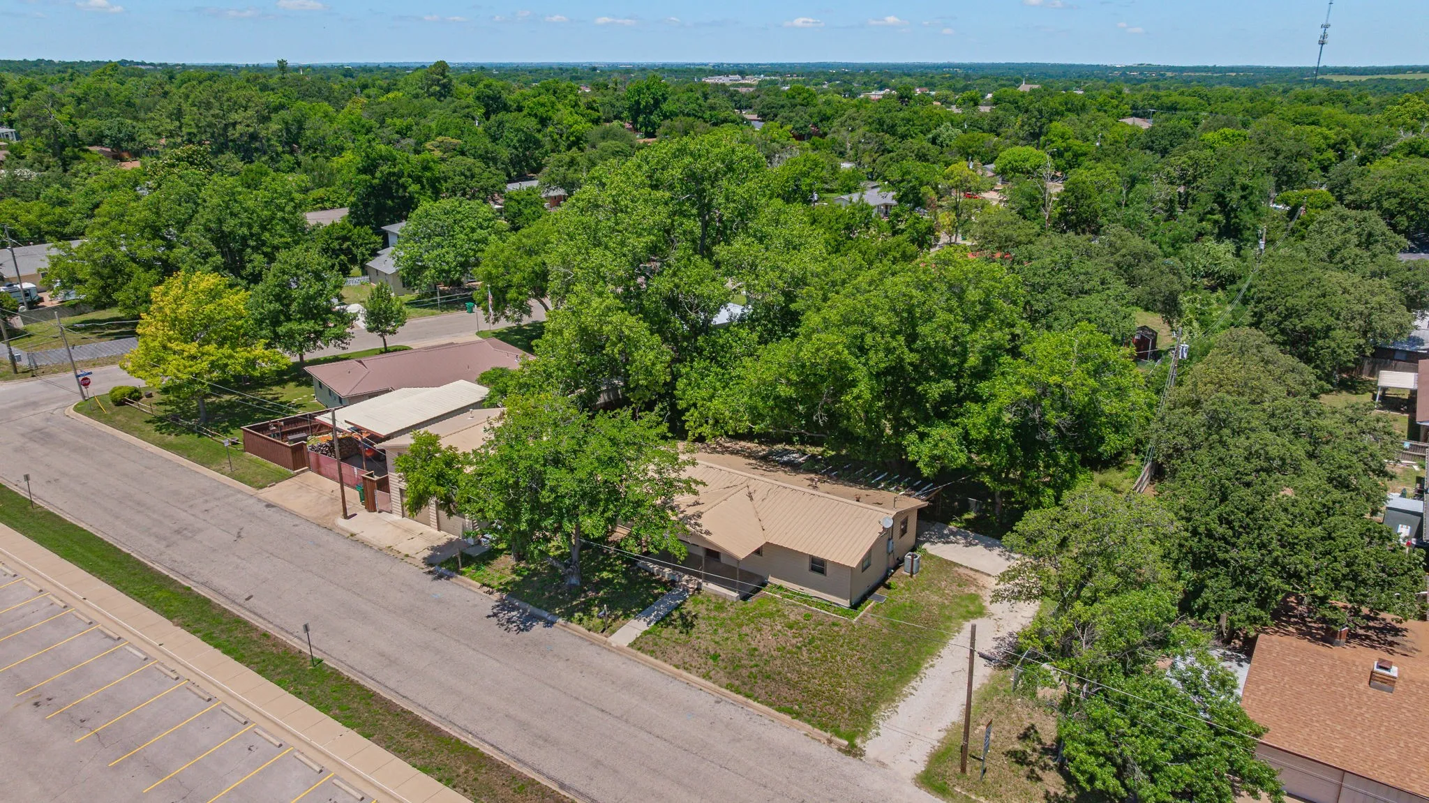 Single Family Residence For Sale in Erath County , 1571 W Ash Street, Stephenville, Texas 76401, 4 Bedroom, 3 Bathroom, 2 Garage spaces, 2,336 Sqft, built in 1963, mls#21290313, Real Estate Agent in Stephenville, Homes For Sale in Erath county, Homes For Sale in Stephenville, Realtor in Stephenville Texas, Real Estate Brokerage Independent Realty Texas, Luminita Cordes Realtor