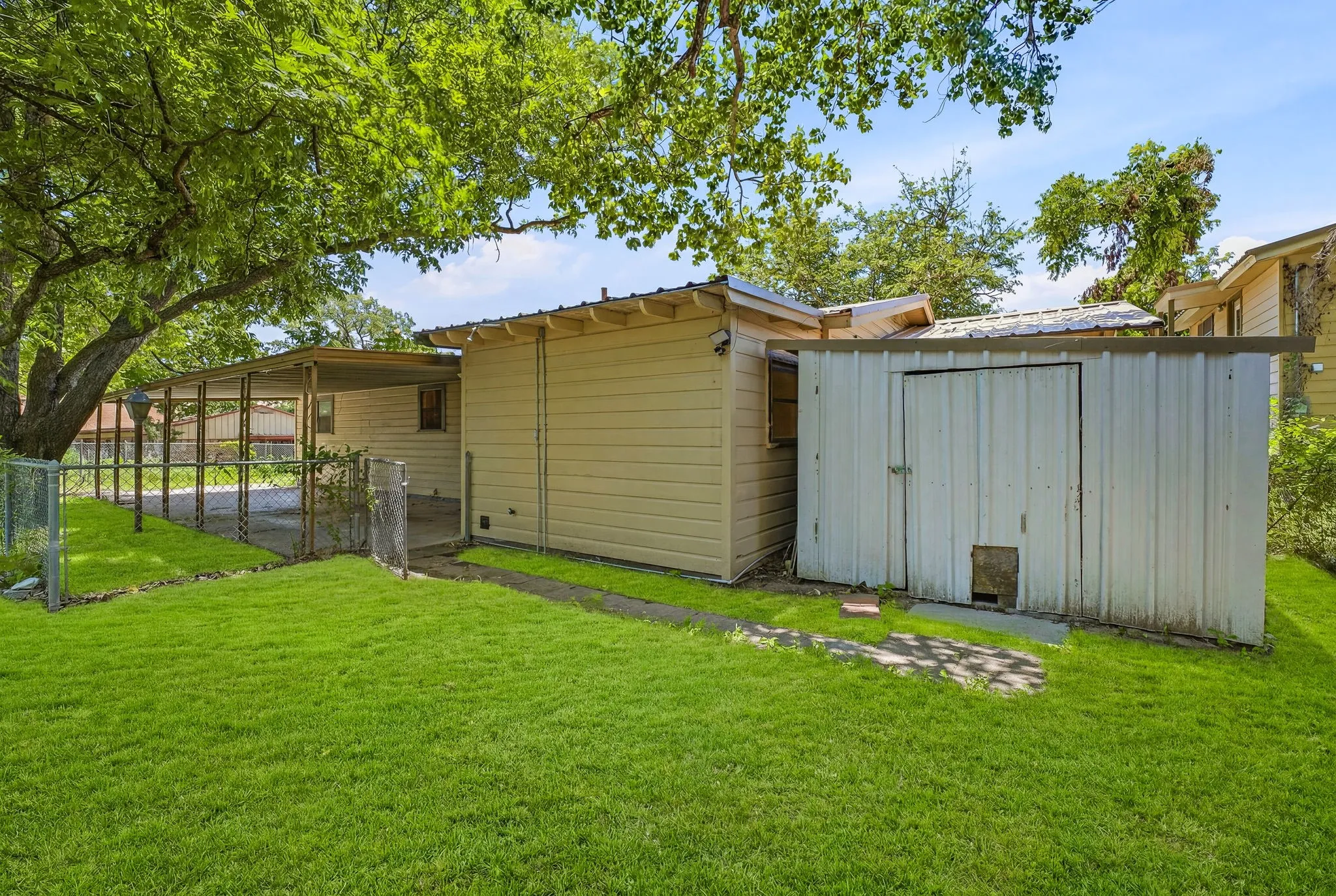 Single Family Residence For Sale in Erath County , 1571 W Ash Street, Stephenville, Texas 76401, 4 Bedroom, 3 Bathroom, 2 Garage spaces, 2,336 Sqft, built in 1963, mls#21290313, Real Estate Agent in Stephenville, Homes For Sale in Erath county, Homes For Sale in Stephenville, Realtor in Stephenville Texas, Real Estate Brokerage Independent Realty Texas, Luminita Cordes Realtor