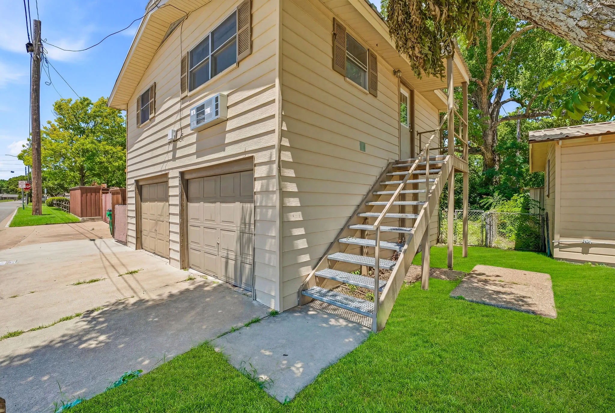 Single Family Residence For Sale in Erath County , 1571 W Ash Street, Stephenville, Texas 76401, 4 Bedroom, 3 Bathroom, 2 Garage spaces, 2,336 Sqft, built in 1963, mls#21290313, Real Estate Agent in Stephenville, Homes For Sale in Erath county, Homes For Sale in Stephenville, Realtor in Stephenville Texas, Real Estate Brokerage Independent Realty Texas, Luminita Cordes Realtor
