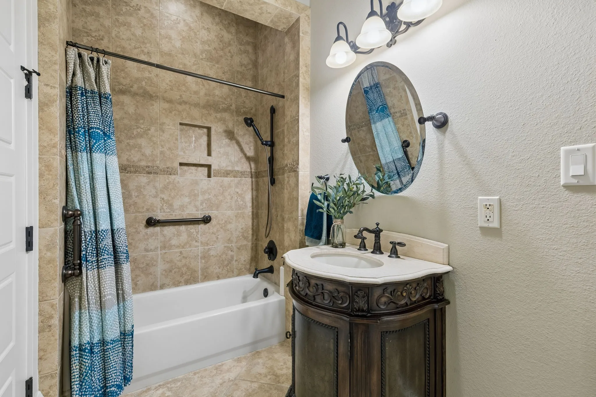 Single Family Residence For Sale in Parker County , 206 Rodeo Drive, Azle, Texas 76020, 4 Bedroom, 4 Bathroom, 3 Garage spaces, 5,162 Sqft, built in 2008, mls#21288195, Real Estate Agent in Azle, Homes For Sale in Parker county, Homes For Sale in Azle, Realtor in Azle Texas, Real Estate Brokerage Independent Realty Texas, Luminita Cordes Realtor