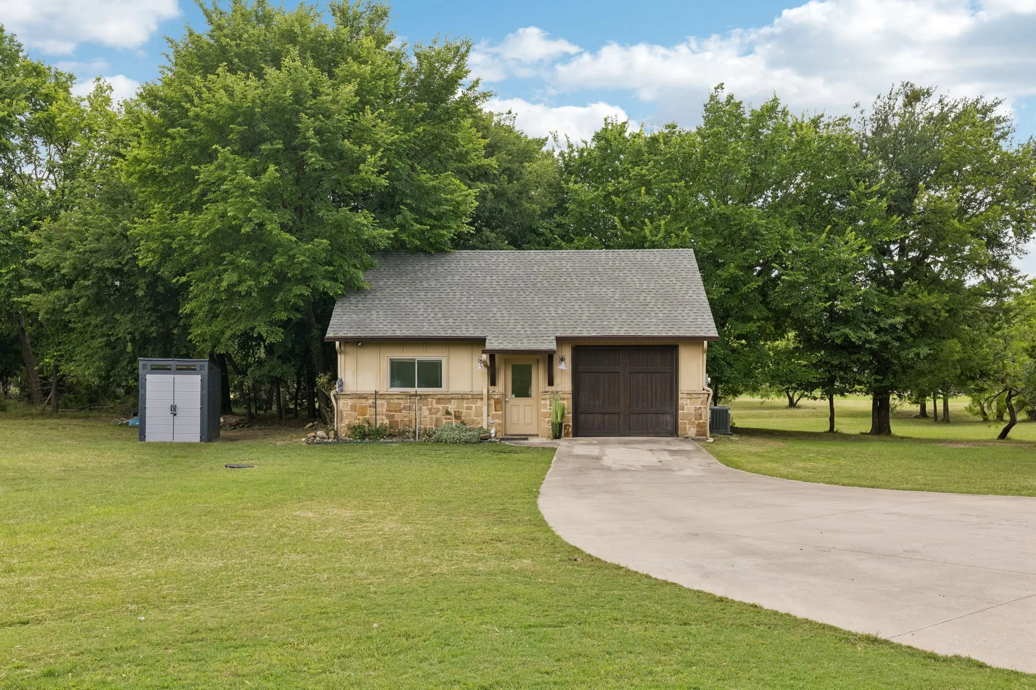 Single Family Residence For Sale in Parker County , 206 Rodeo Drive, Azle, Texas 76020, 4 Bedroom, 4 Bathroom, 3 Garage spaces, 5,162 Sqft, built in 2008, mls#21288195, Real Estate Agent in Azle, Homes For Sale in Parker county, Homes For Sale in Azle, Realtor in Azle Texas, Real Estate Brokerage Independent Realty Texas, Luminita Cordes Realtor