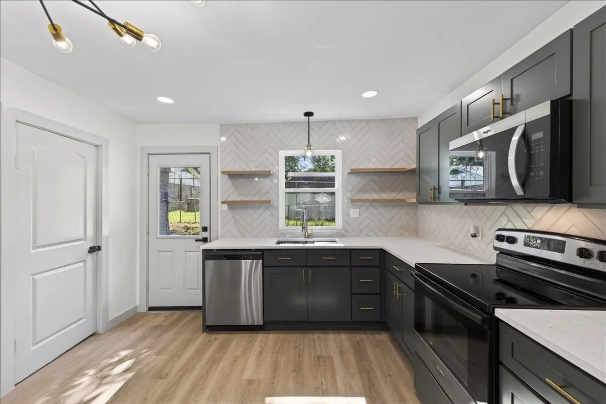 Single Family Residence For Sale in Tarrant County , 512 Mirike Drive, White Settlement, Texas 76108, 3 Bedroom, 2 Bathroom, 1 Garage spaces, 1,130 Sqft, built in 1958, mls#21291093, Real Estate Agent in White Settlement, Homes For Sale in Tarrant county, Homes For Sale in White Settlement, Realtor in White Settlement Texas, Real Estate Brokerage Independent Realty Texas, Luminita Cordes Realtor