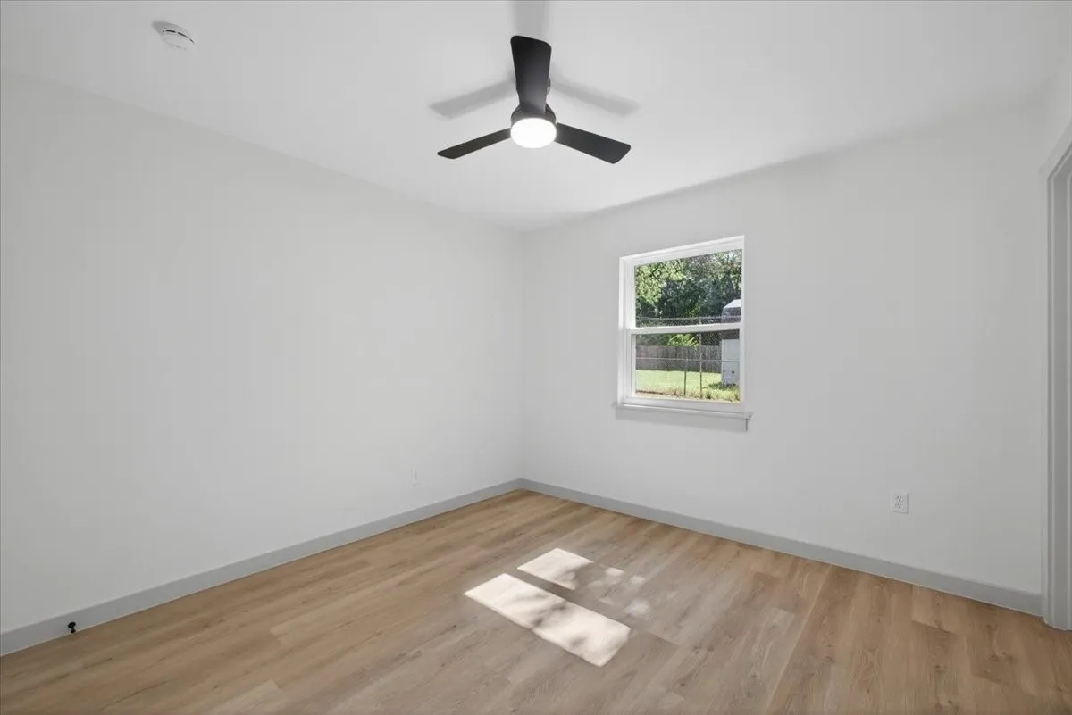 Single Family Residence For Sale in Tarrant County , 512 Mirike Drive, White Settlement, Texas 76108, 3 Bedroom, 2 Bathroom, 1 Garage spaces, 1,130 Sqft, built in 1958, mls#21291093, Real Estate Agent in White Settlement, Homes For Sale in Tarrant county, Homes For Sale in White Settlement, Realtor in White Settlement Texas, Real Estate Brokerage Independent Realty Texas, Luminita Cordes Realtor