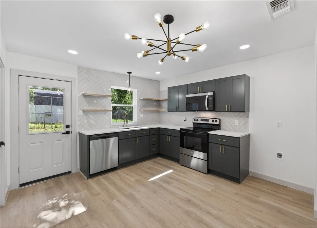 Single Family Residence For Sale in Tarrant County , 512 Mirike Drive, White Settlement, Texas 76108, 3 Bedroom, 2 Bathroom, 1 Garage spaces, 1,130 Sqft, built in 1958, mls#21291093, Real Estate Agent in White Settlement, Homes For Sale in Tarrant county, Homes For Sale in White Settlement, Realtor in White Settlement Texas, Real Estate Brokerage Independent Realty Texas, Luminita Cordes Realtor