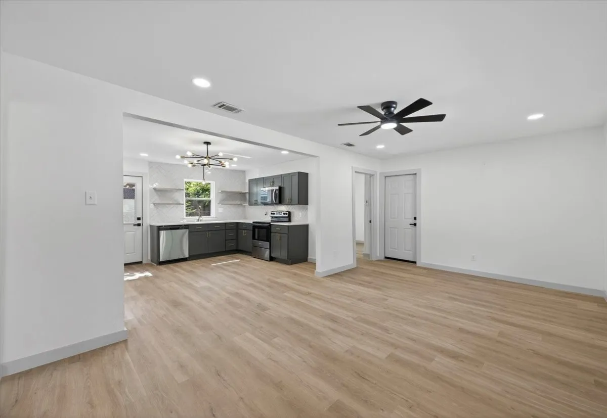 Single Family Residence For Sale in Tarrant County , 512 Mirike Drive, White Settlement, Texas 76108, 3 Bedroom, 2 Bathroom, 1 Garage spaces, 1,130 Sqft, built in 1958, mls#21291093, Real Estate Agent in White Settlement, Homes For Sale in Tarrant county, Homes For Sale in White Settlement, Realtor in White Settlement Texas, Real Estate Brokerage Independent Realty Texas, Luminita Cordes Realtor