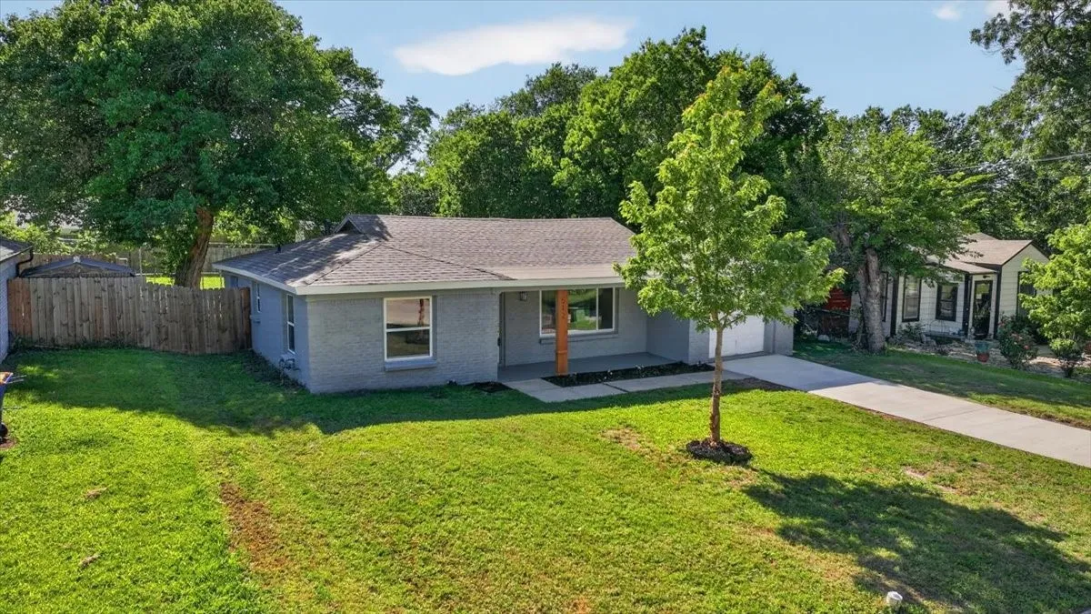 Single Family Residence For Sale in Tarrant County , 512 Mirike Drive, White Settlement, Texas 76108, 3 Bedroom, 2 Bathroom, 1 Garage spaces, 1,130 Sqft, built in 1958, mls#21291093, Real Estate Agent in White Settlement, Homes For Sale in Tarrant county, Homes For Sale in White Settlement, Realtor in White Settlement Texas, Real Estate Brokerage Independent Realty Texas, Luminita Cordes Realtor