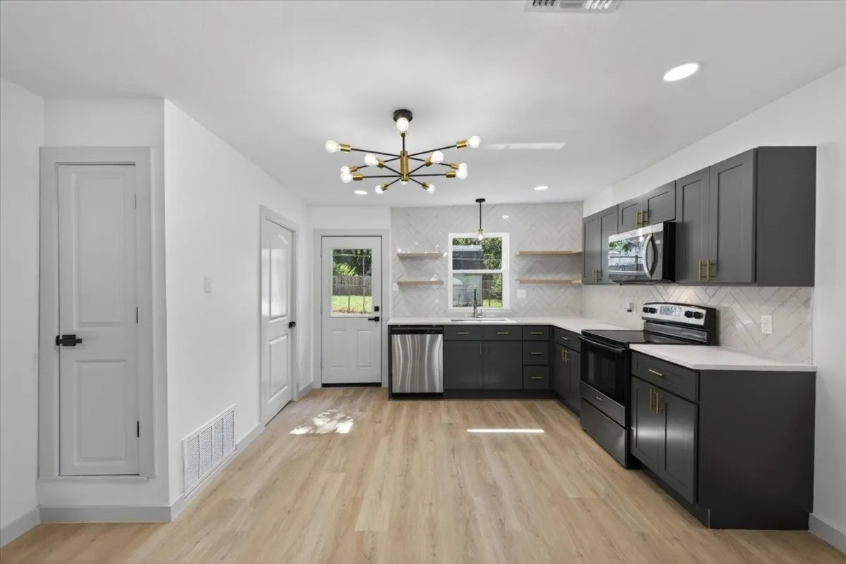 Single Family Residence For Sale in Tarrant County , 512 Mirike Drive, White Settlement, Texas 76108, 3 Bedroom, 2 Bathroom, 1 Garage spaces, 1,130 Sqft, built in 1958, mls#21291093, Real Estate Agent in White Settlement, Homes For Sale in Tarrant county, Homes For Sale in White Settlement, Realtor in White Settlement Texas, Real Estate Brokerage Independent Realty Texas, Luminita Cordes Realtor