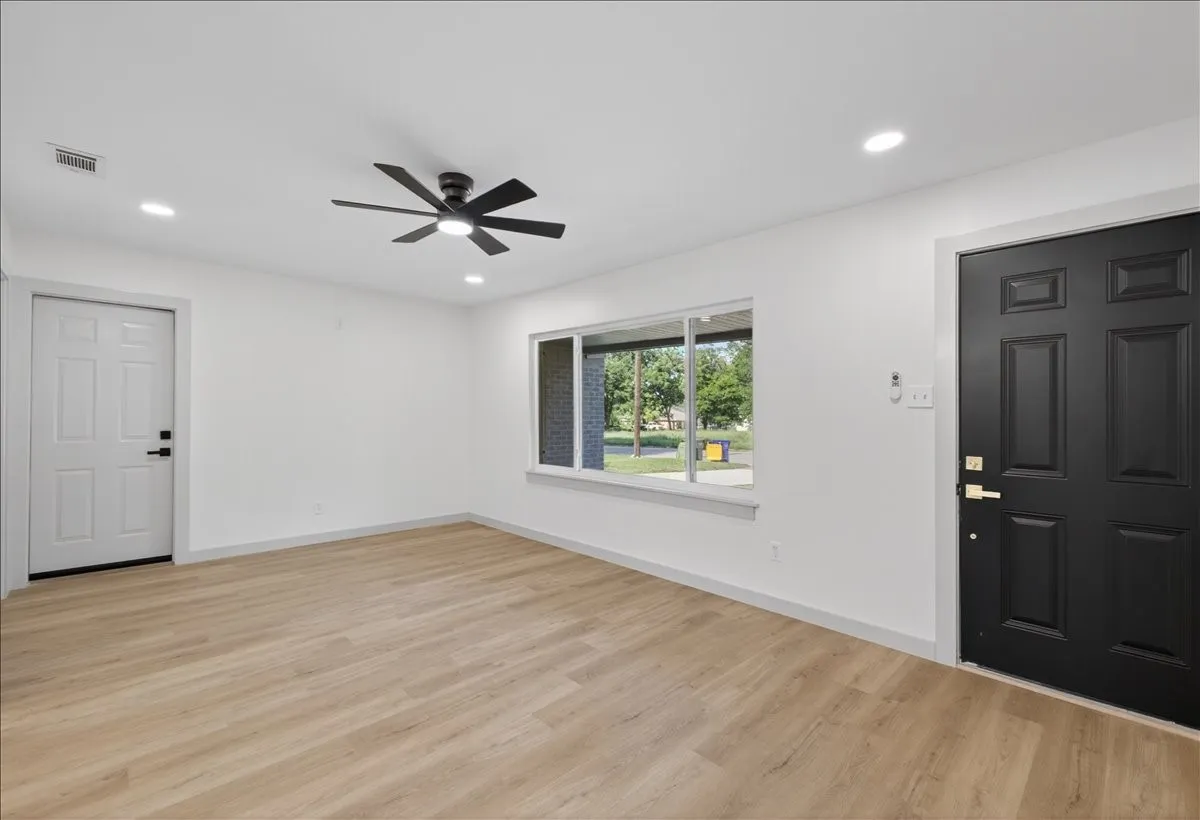Single Family Residence For Sale in Tarrant County , 512 Mirike Drive, White Settlement, Texas 76108, 3 Bedroom, 2 Bathroom, 1 Garage spaces, 1,130 Sqft, built in 1958, mls#21291093, Real Estate Agent in White Settlement, Homes For Sale in Tarrant county, Homes For Sale in White Settlement, Realtor in White Settlement Texas, Real Estate Brokerage Independent Realty Texas, Luminita Cordes Realtor