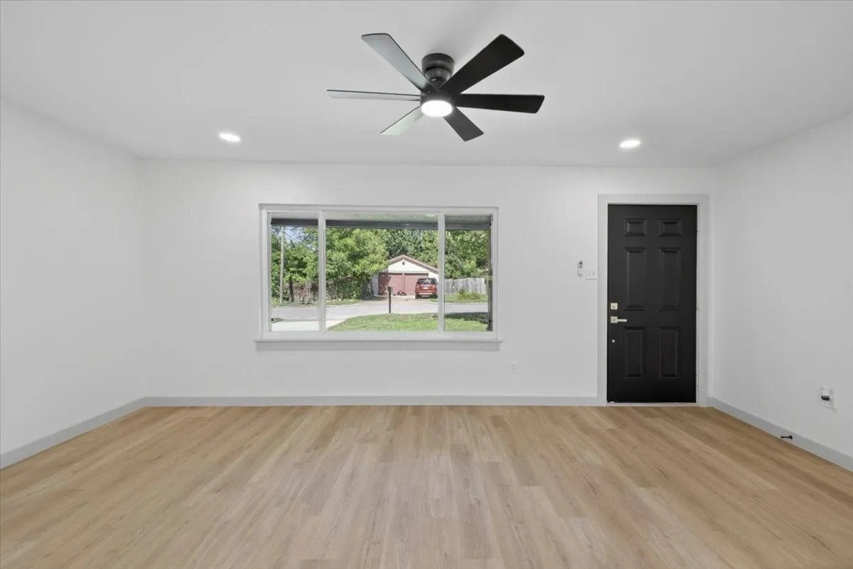 Single Family Residence For Sale in Tarrant County , 512 Mirike Drive, White Settlement, Texas 76108, 3 Bedroom, 2 Bathroom, 1 Garage spaces, 1,130 Sqft, built in 1958, mls#21291093, Real Estate Agent in White Settlement, Homes For Sale in Tarrant county, Homes For Sale in White Settlement, Realtor in White Settlement Texas, Real Estate Brokerage Independent Realty Texas, Luminita Cordes Realtor