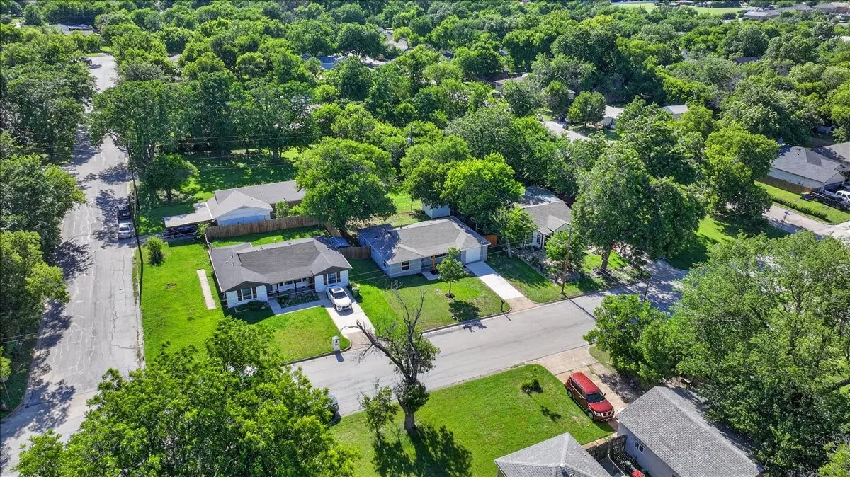 Single Family Residence For Sale in Tarrant County , 512 Mirike Drive, White Settlement, Texas 76108, 3 Bedroom, 2 Bathroom, 1 Garage spaces, 1,130 Sqft, built in 1958, mls#21291093, Real Estate Agent in White Settlement, Homes For Sale in Tarrant county, Homes For Sale in White Settlement, Realtor in White Settlement Texas, Real Estate Brokerage Independent Realty Texas, Luminita Cordes Realtor