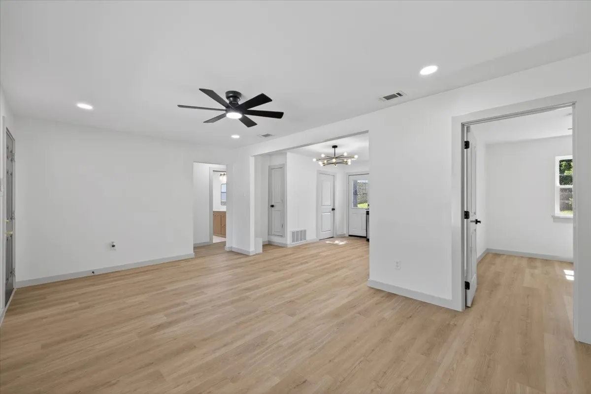 Single Family Residence For Sale in Tarrant County , 512 Mirike Drive, White Settlement, Texas 76108, 3 Bedroom, 2 Bathroom, 1 Garage spaces, 1,130 Sqft, built in 1958, mls#21291093, Real Estate Agent in White Settlement, Homes For Sale in Tarrant county, Homes For Sale in White Settlement, Realtor in White Settlement Texas, Real Estate Brokerage Independent Realty Texas, Luminita Cordes Realtor