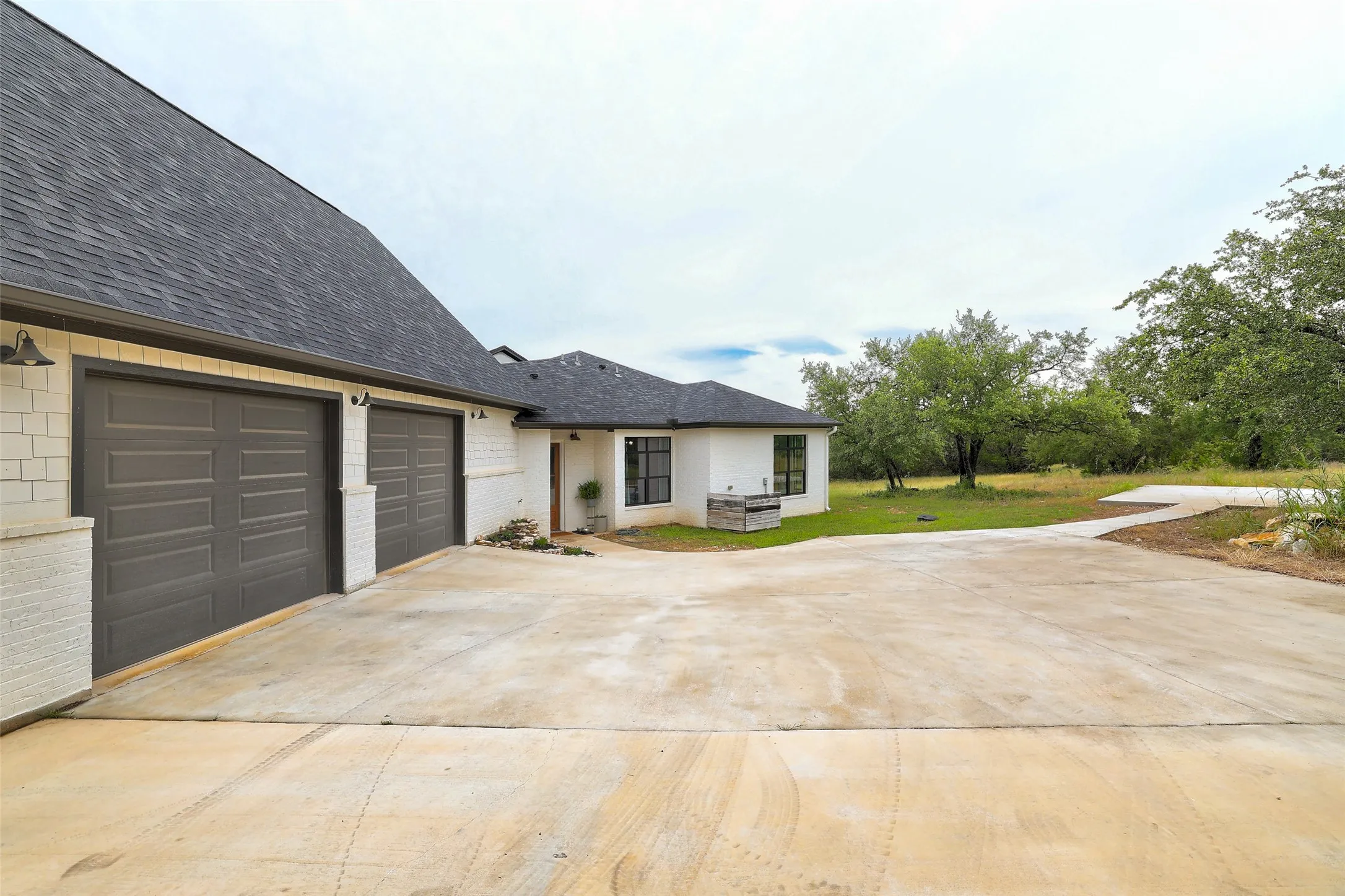 Single Family Residence For Sale in Bell County , 7670 Shiny Top Ranch Lane, Salado, Texas 76571, 4 Bedroom, 3 Bathroom, 6 Garage spaces, 3,609 Sqft, built in 2022, mls#21290502, Real Estate Agent in Salado, Homes For Sale in Bell county, Homes For Sale in Salado, Realtor in Salado Texas, Real Estate Brokerage Independent Realty Texas, Luminita Cordes Realtor