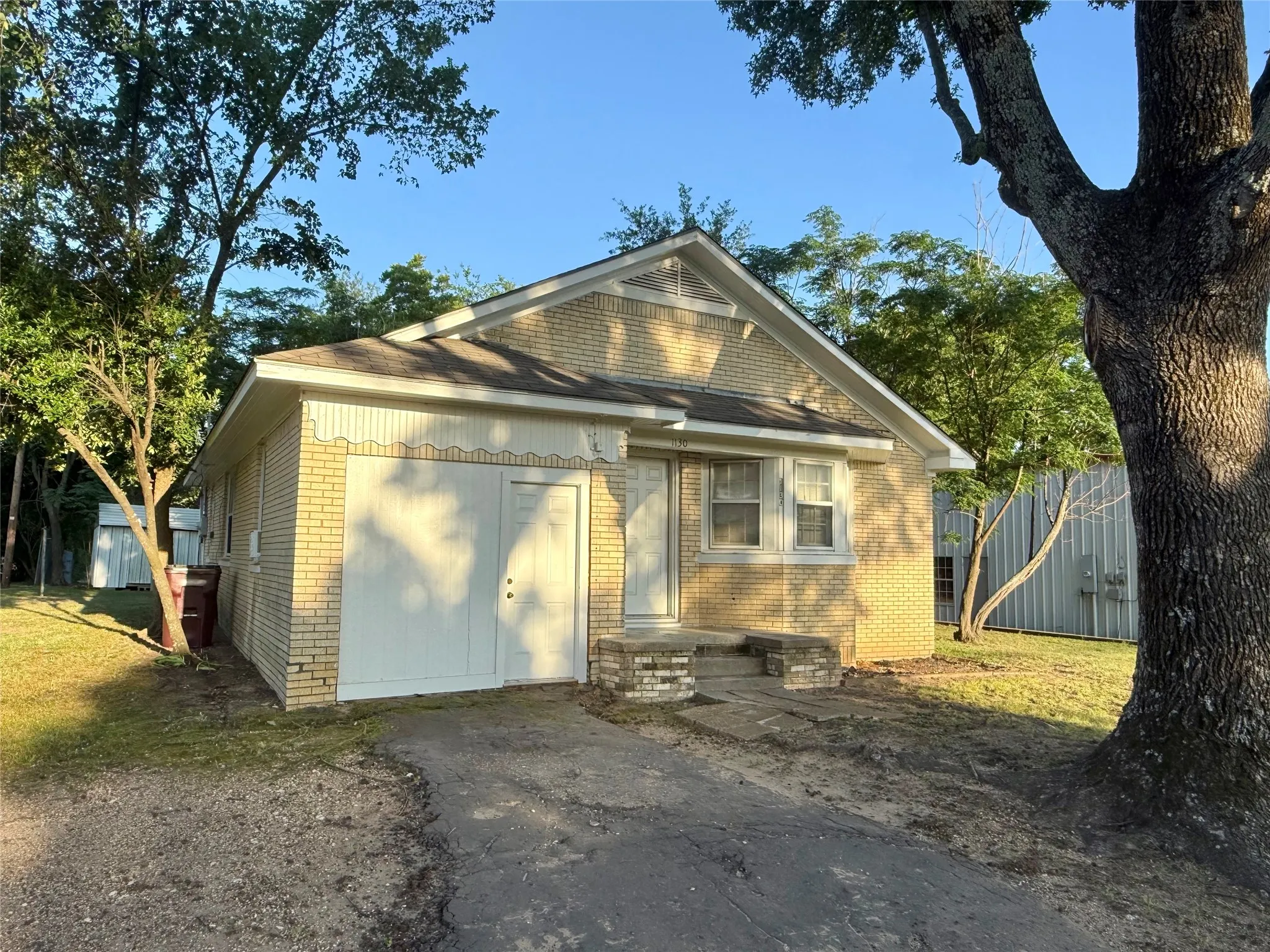 Single Family Residence For Sale in Van Zandt County , 1130 S Buffalo Street, Canton, Texas 75103, 3 Bedroom, 1 Bathroom, Garage spaces, 1,376 Sqft, built in 1939, mls#21286916, Real Estate Agent in Canton, Homes For Sale in Van Zandt county, Homes For Sale in Canton, Realtor in Canton Texas, Real Estate Brokerage Independent Realty Texas, Luminita Cordes Realtor