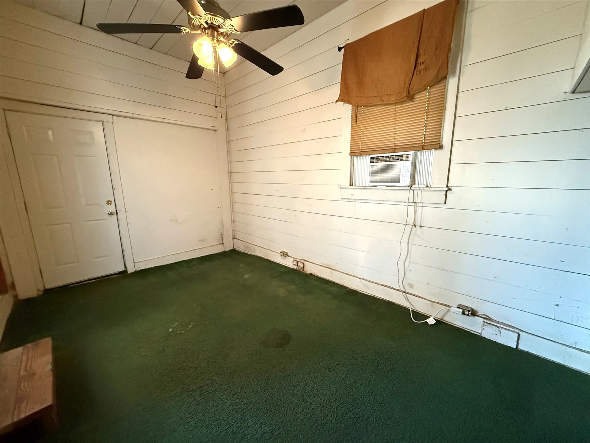 Single Family Residence For Sale in Van Zandt County , 1130 S Buffalo Street, Canton, Texas 75103, 3 Bedroom, 1 Bathroom, Garage spaces, 1,376 Sqft, built in 1939, mls#21286916, Real Estate Agent in Canton, Homes For Sale in Van Zandt county, Homes For Sale in Canton, Realtor in Canton Texas, Real Estate Brokerage Independent Realty Texas, Luminita Cordes Realtor