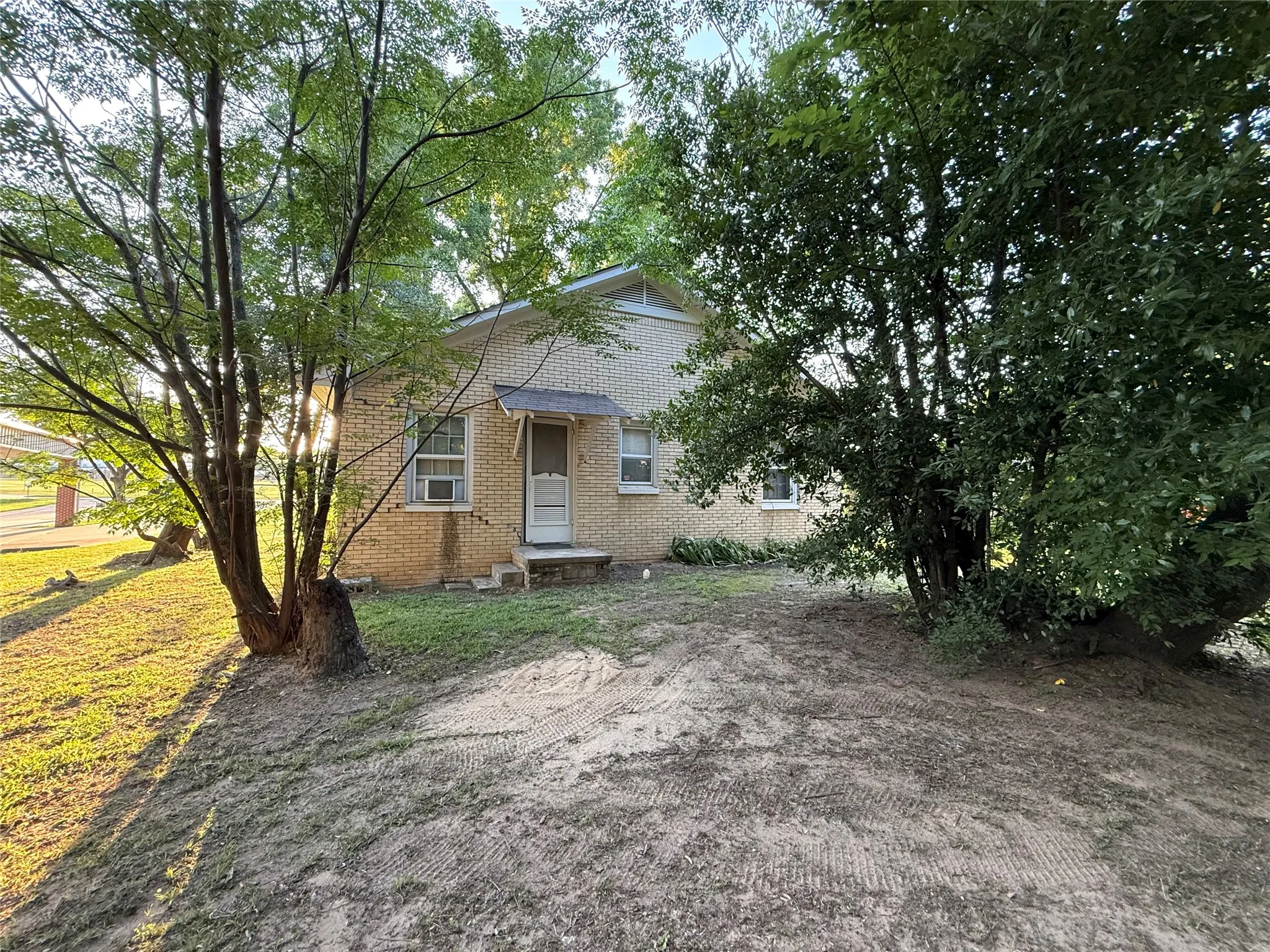 Single Family Residence For Sale in Van Zandt County , 1130 S Buffalo Street, Canton, Texas 75103, 3 Bedroom, 1 Bathroom, Garage spaces, 1,376 Sqft, built in 1939, mls#21286916, Real Estate Agent in Canton, Homes For Sale in Van Zandt county, Homes For Sale in Canton, Realtor in Canton Texas, Real Estate Brokerage Independent Realty Texas, Luminita Cordes Realtor