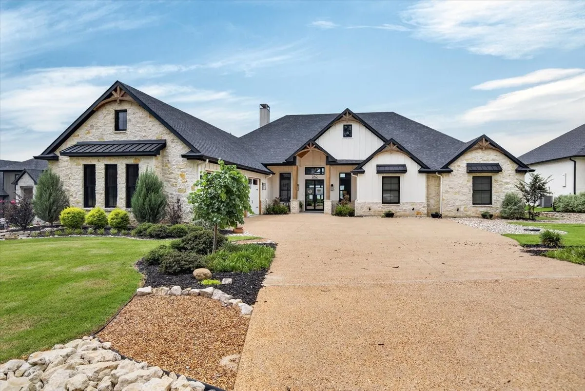 Single Family Residence For Sale in Kaufman County , 762 Sunset Court, Mabank, Texas 75143, 5 Bedroom, 3 Bathroom, 3 Garage spaces, 3,584 Sqft, built in 2022, mls#21288810, Real Estate Agent in Mabank, Homes For Sale in Kaufman county, Homes For Sale in Mabank, Realtor in Mabank Texas, Real Estate Brokerage Independent Realty Texas, Luminita Cordes Realtor