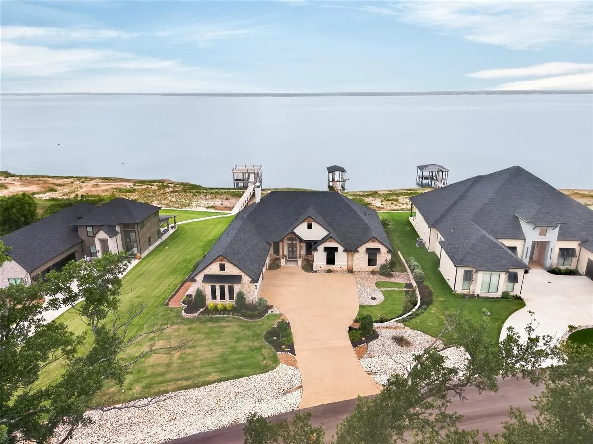 Single Family Residence For Sale in Kaufman County , 762 Sunset Court, Mabank, Texas 75143, 5 Bedroom, 3 Bathroom, 3 Garage spaces, 3,584 Sqft, built in 2022, mls#21288810, Real Estate Agent in Mabank, Homes For Sale in Kaufman county, Homes For Sale in Mabank, Realtor in Mabank Texas, Real Estate Brokerage Independent Realty Texas, Luminita Cordes Realtor