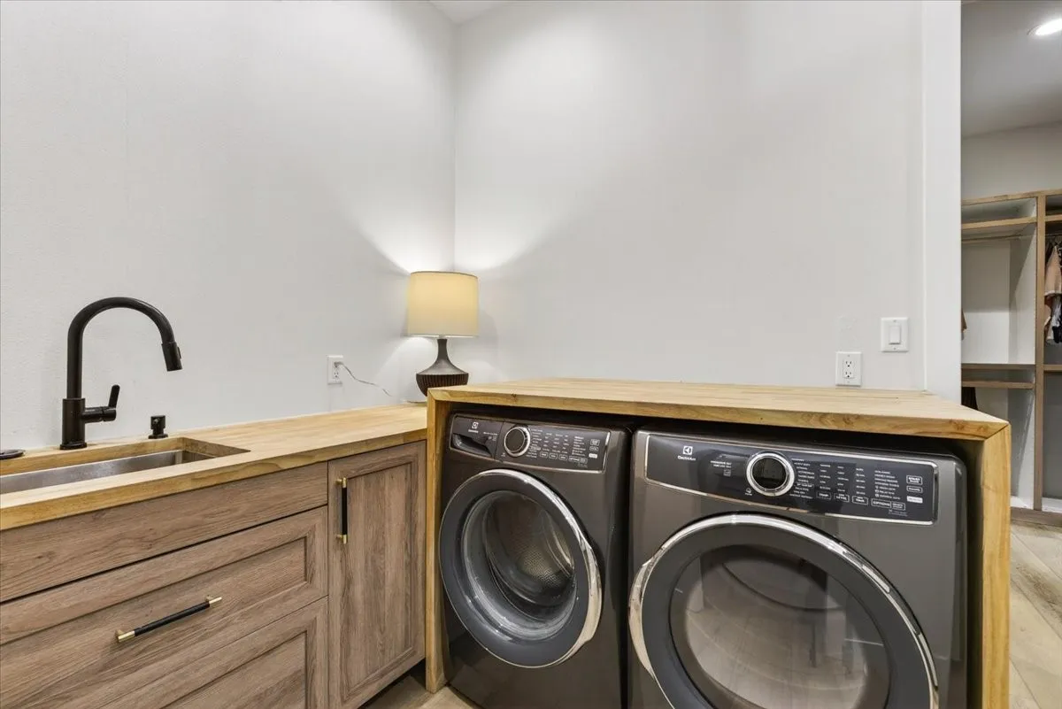 Single Family Residence For Sale in Kaufman County , 762 Sunset Court, Mabank, Texas 75143, 5 Bedroom, 3 Bathroom, 3 Garage spaces, 3,584 Sqft, built in 2022, mls#21288810, Real Estate Agent in Mabank, Homes For Sale in Kaufman county, Homes For Sale in Mabank, Realtor in Mabank Texas, Real Estate Brokerage Independent Realty Texas, Luminita Cordes Realtor