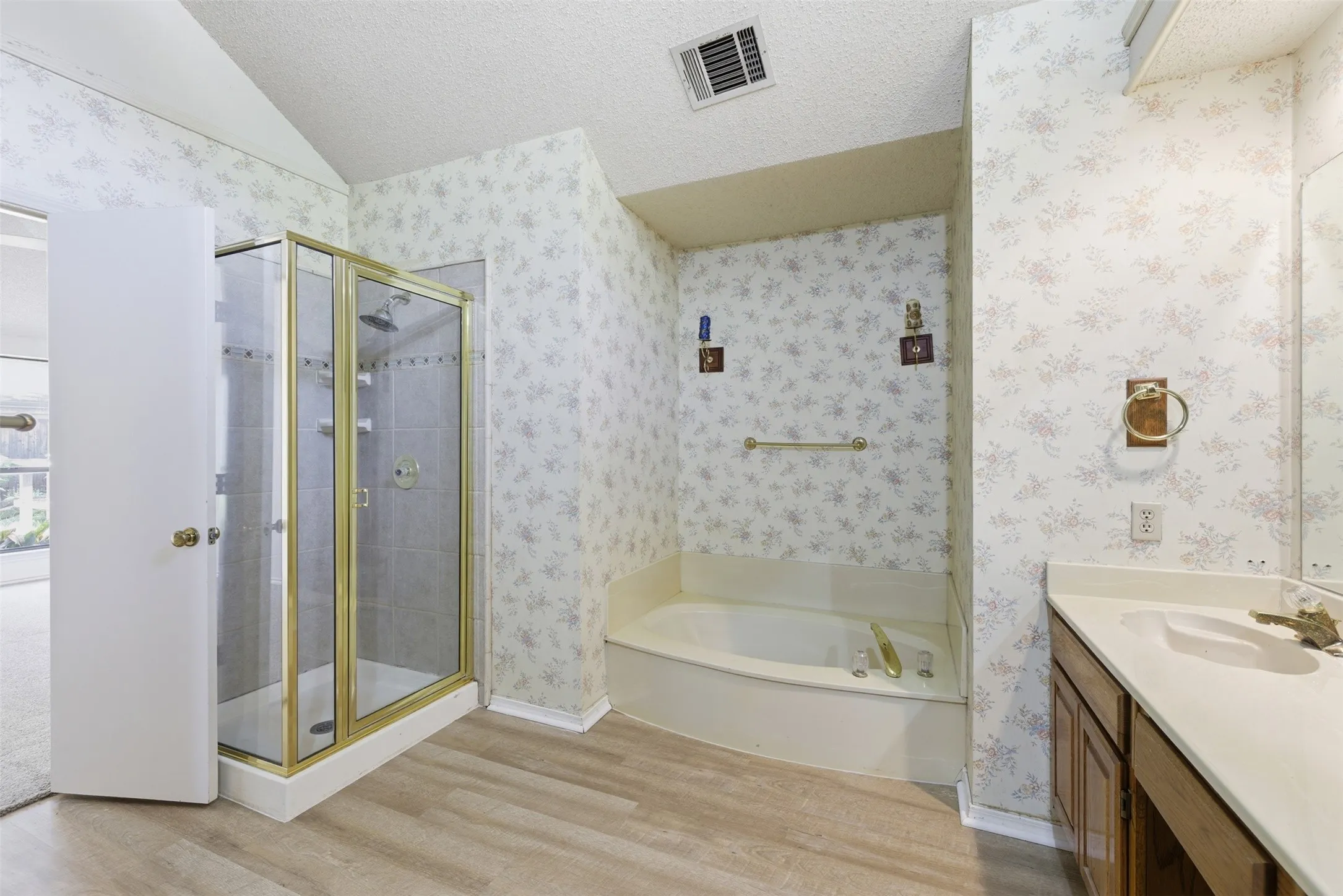 Single Family Residence For Sale in Denton County , 1501 Pickwick Lane, Denton, Texas 76209, 3 Bedroom, 2 Bathroom, 2 Garage spaces, 1,535 Sqft, built in 1986, mls#21290384, Real Estate Agent in Denton, Homes For Sale in Denton county, Homes For Sale in Denton, Realtor in Denton Texas, Real Estate Brokerage Independent Realty Texas, Luminita Cordes Realtor