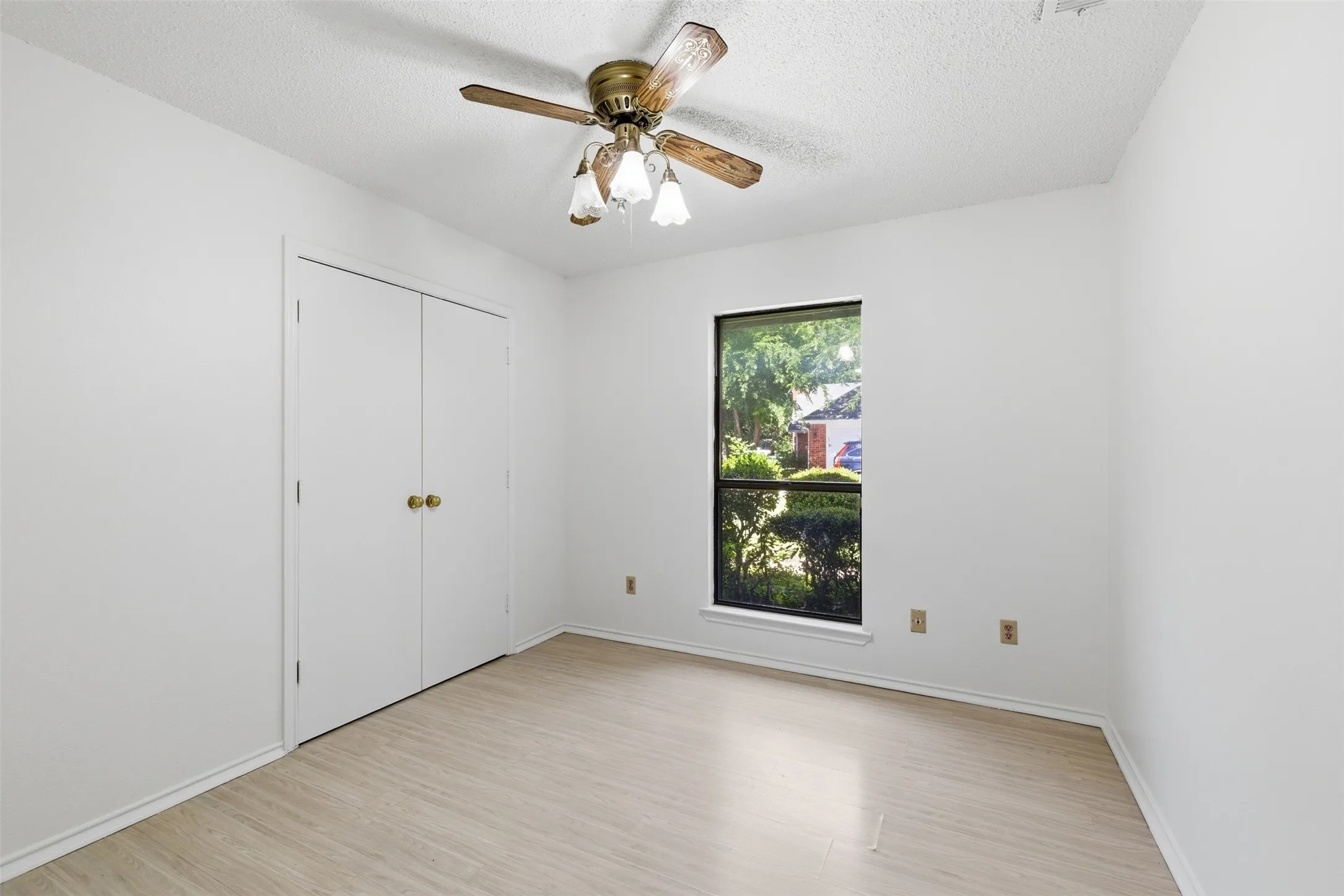Single Family Residence For Sale in Denton County , 1501 Pickwick Lane, Denton, Texas 76209, 3 Bedroom, 2 Bathroom, 2 Garage spaces, 1,535 Sqft, built in 1986, mls#21290384, Real Estate Agent in Denton, Homes For Sale in Denton county, Homes For Sale in Denton, Realtor in Denton Texas, Real Estate Brokerage Independent Realty Texas, Luminita Cordes Realtor