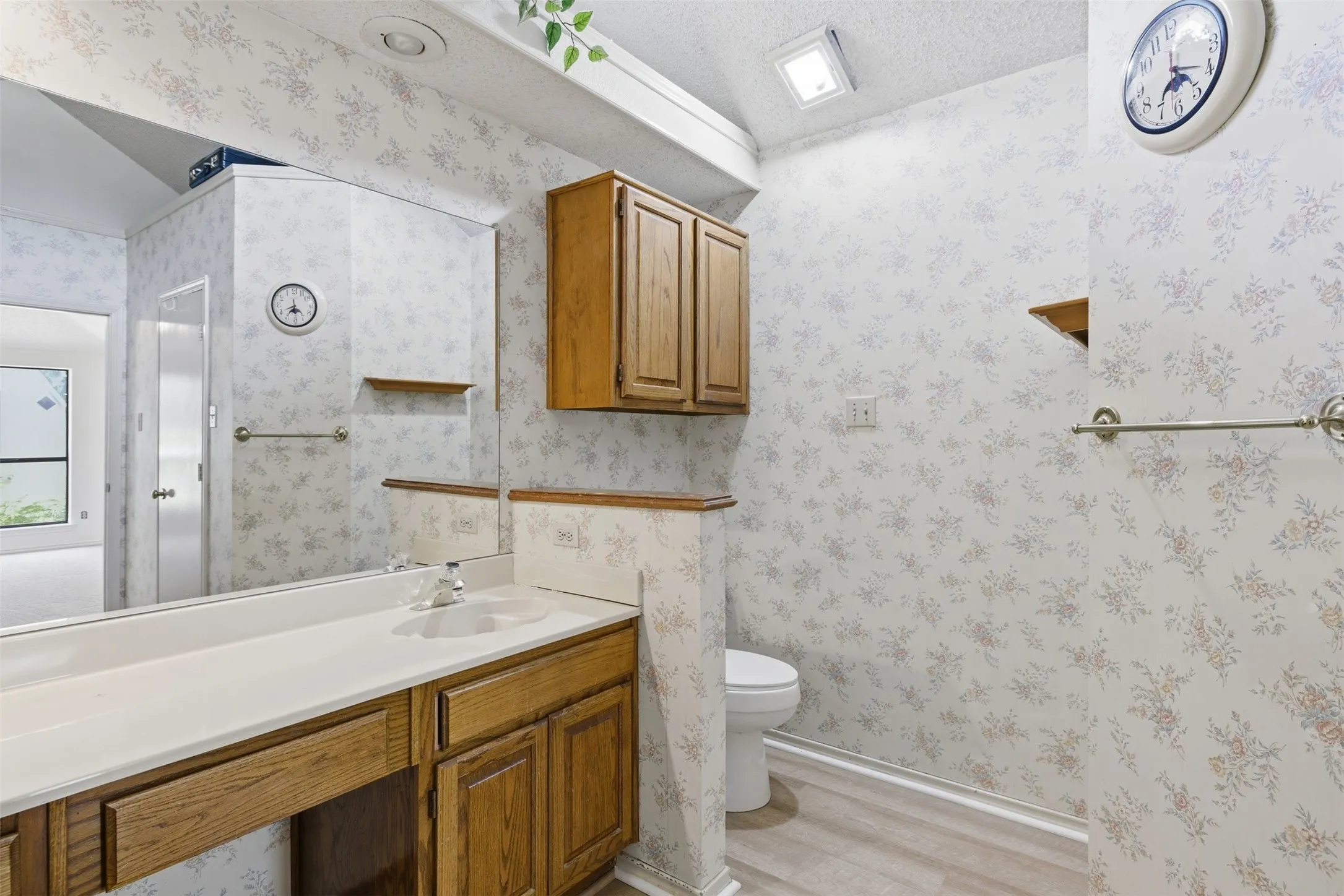 Single Family Residence For Sale in Denton County , 1501 Pickwick Lane, Denton, Texas 76209, 3 Bedroom, 2 Bathroom, 2 Garage spaces, 1,535 Sqft, built in 1986, mls#21290384, Real Estate Agent in Denton, Homes For Sale in Denton county, Homes For Sale in Denton, Realtor in Denton Texas, Real Estate Brokerage Independent Realty Texas, Luminita Cordes Realtor