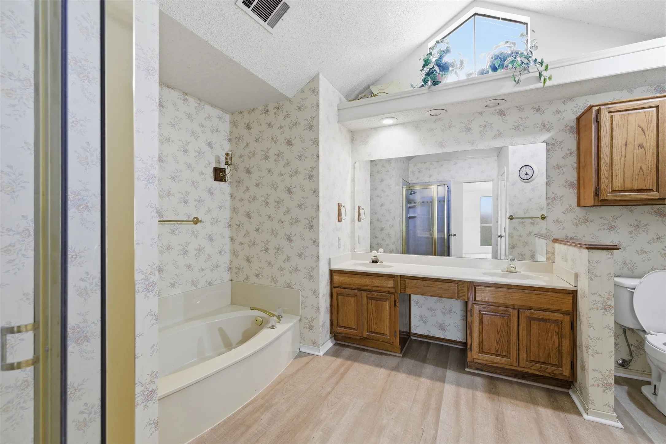 Single Family Residence For Sale in Denton County , 1501 Pickwick Lane, Denton, Texas 76209, 3 Bedroom, 2 Bathroom, 2 Garage spaces, 1,535 Sqft, built in 1986, mls#21290384, Real Estate Agent in Denton, Homes For Sale in Denton county, Homes For Sale in Denton, Realtor in Denton Texas, Real Estate Brokerage Independent Realty Texas, Luminita Cordes Realtor