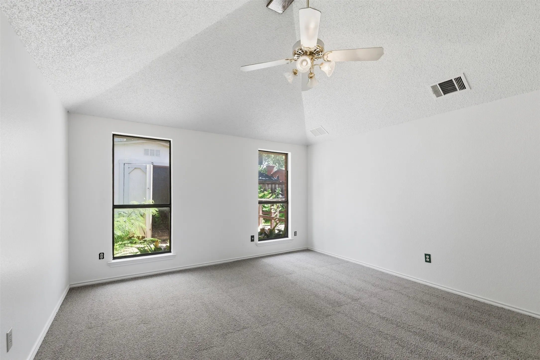 Single Family Residence For Sale in Denton County , 1501 Pickwick Lane, Denton, Texas 76209, 3 Bedroom, 2 Bathroom, 2 Garage spaces, 1,535 Sqft, built in 1986, mls#21290384, Real Estate Agent in Denton, Homes For Sale in Denton county, Homes For Sale in Denton, Realtor in Denton Texas, Real Estate Brokerage Independent Realty Texas, Luminita Cordes Realtor
