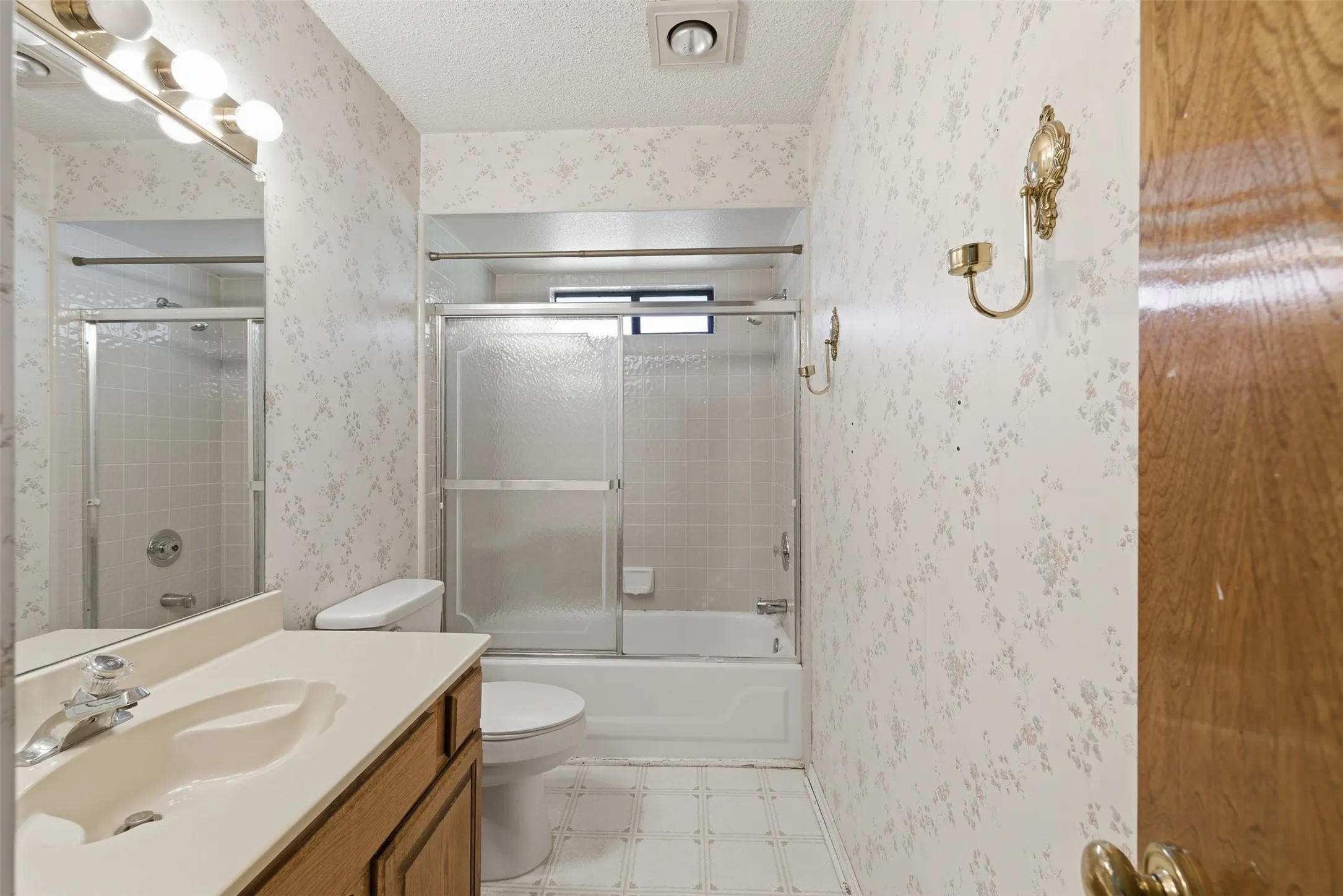 Single Family Residence For Sale in Denton County , 1501 Pickwick Lane, Denton, Texas 76209, 3 Bedroom, 2 Bathroom, 2 Garage spaces, 1,535 Sqft, built in 1986, mls#21290384, Real Estate Agent in Denton, Homes For Sale in Denton county, Homes For Sale in Denton, Realtor in Denton Texas, Real Estate Brokerage Independent Realty Texas, Luminita Cordes Realtor
