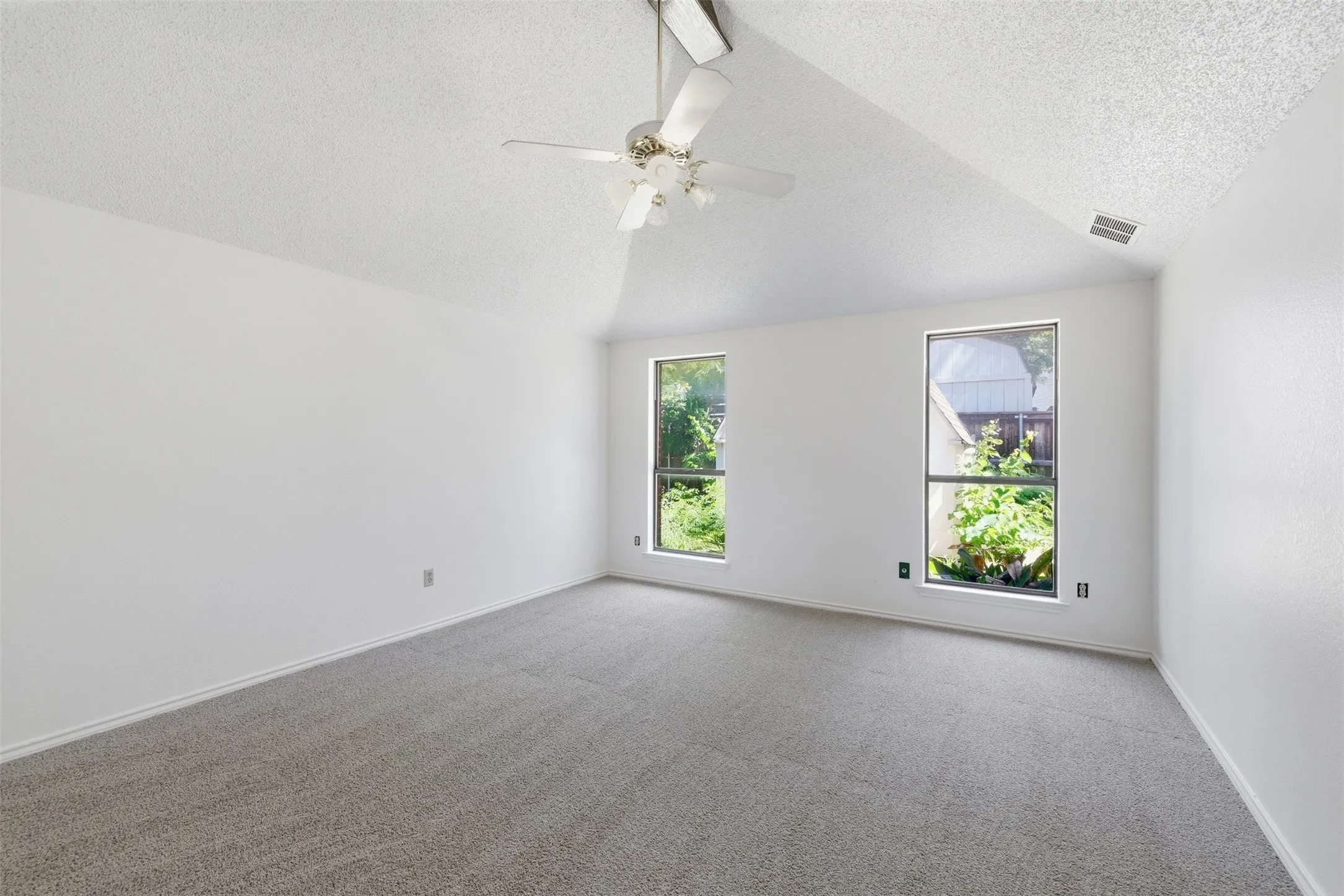Single Family Residence For Sale in Denton County , 1501 Pickwick Lane, Denton, Texas 76209, 3 Bedroom, 2 Bathroom, 2 Garage spaces, 1,535 Sqft, built in 1986, mls#21290384, Real Estate Agent in Denton, Homes For Sale in Denton county, Homes For Sale in Denton, Realtor in Denton Texas, Real Estate Brokerage Independent Realty Texas, Luminita Cordes Realtor