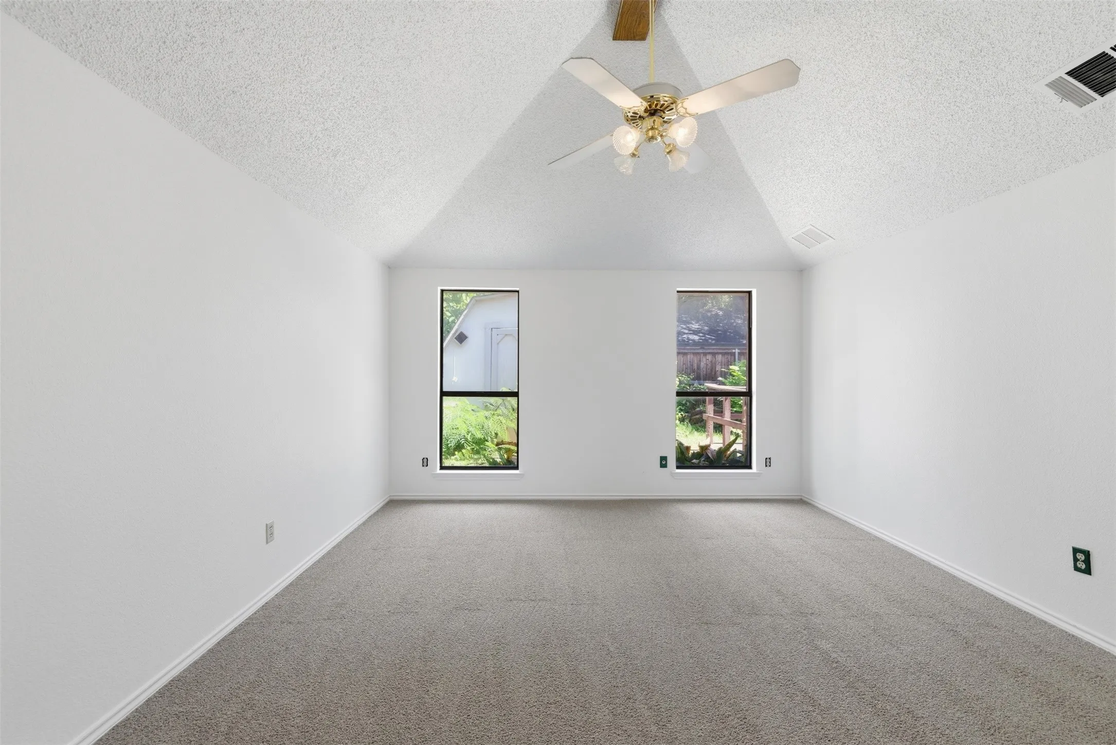 Single Family Residence For Sale in Denton County , 1501 Pickwick Lane, Denton, Texas 76209, 3 Bedroom, 2 Bathroom, 2 Garage spaces, 1,535 Sqft, built in 1986, mls#21290384, Real Estate Agent in Denton, Homes For Sale in Denton county, Homes For Sale in Denton, Realtor in Denton Texas, Real Estate Brokerage Independent Realty Texas, Luminita Cordes Realtor