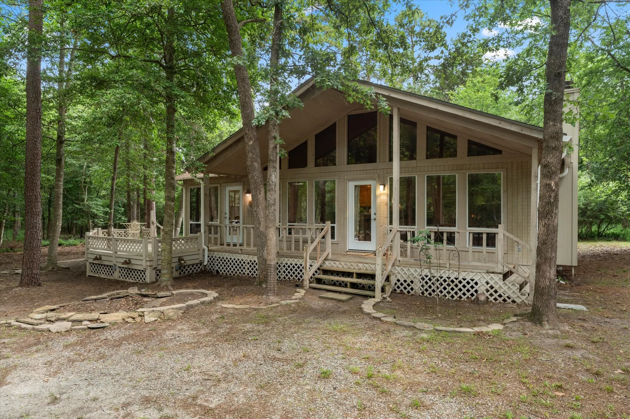 Single Family Residence For Sale in Wood County , 177 Woodfern Glen, Holly Lake Ranch, Texas 75765, 2 Bedrooms, 2 Bathrooms, Garage spaces, 1,106 Sqft, built in 1997, Price $175,000, mls#21287763, Real Estate Agent in Holly Lake Ranch, Homes For Sale in Wood county, Homes For Sale in Holly Lake Ranch, Realtor in Holly Lake Ranch Texas, Real Estate Brokerage Independent Realty Texas, Luminita Cordes Realtor
