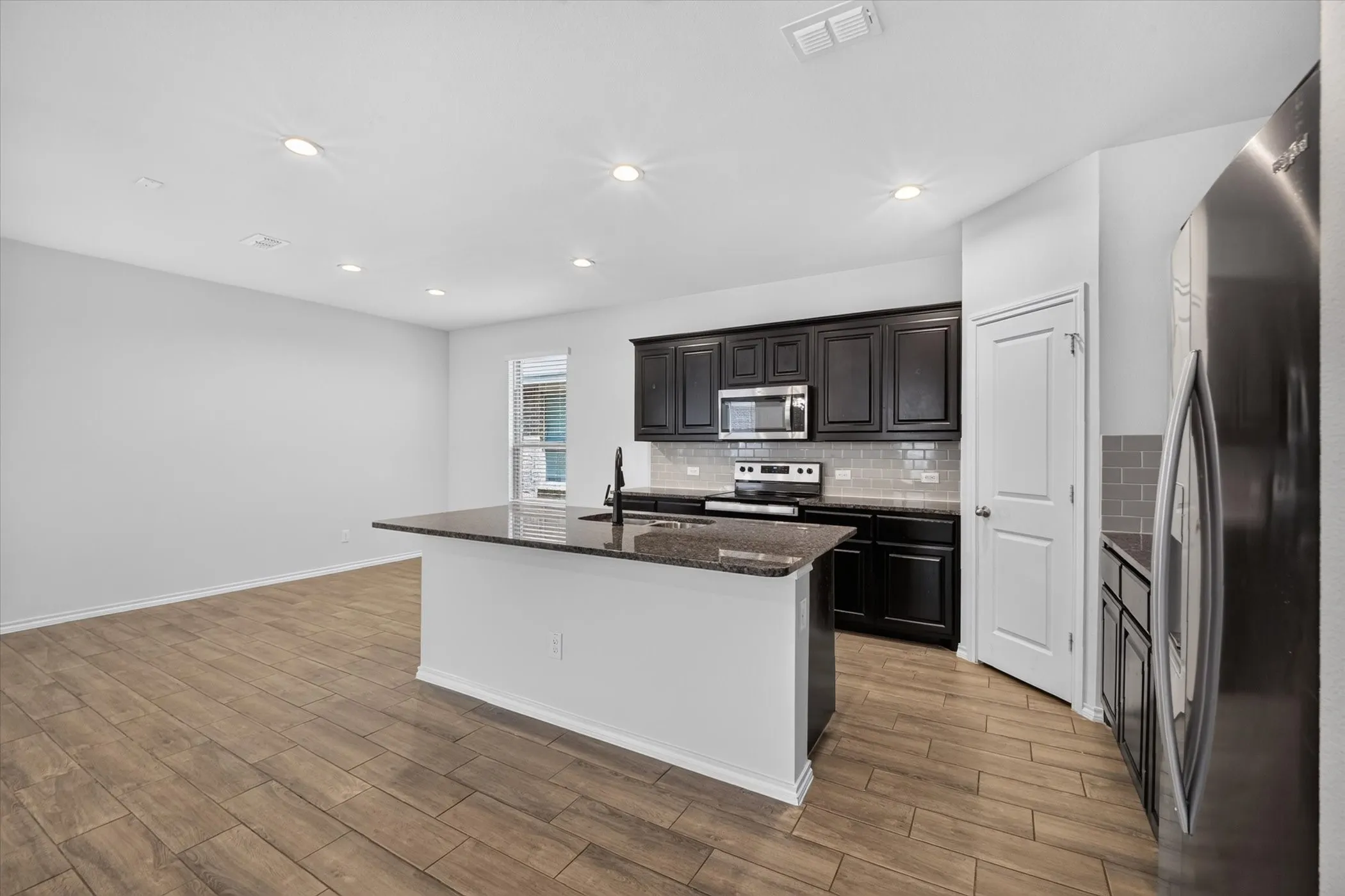Single Family Residence For Rent in Collin County , 3304 Shortgrass Lane, Melissa, Texas 75454, 3 Bedroom, 3 Bathroom, 2 Garage spaces, 2,155 Sqft, built in 2023, mls#21291085, Real Estate Agent in Melissa, Homes For Rent in Collin county, Homes For Rent in Melissa, Realtor in Melissa Texas, Real Estate Brokerage Independent Realty Texas, Luminita Cordes Realtor