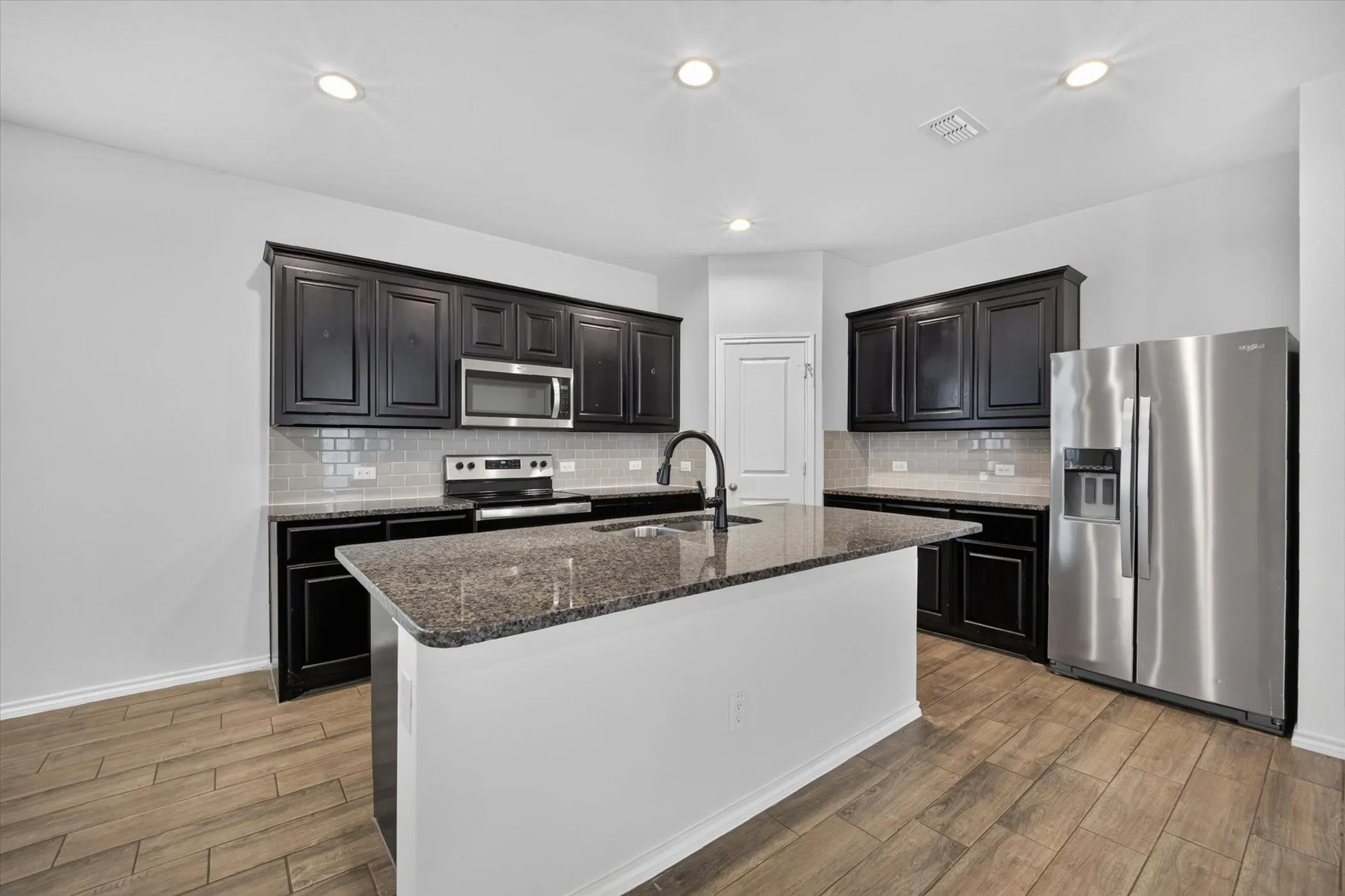 Single Family Residence For Rent in Collin County , 3304 Shortgrass Lane, Melissa, Texas 75454, 3 Bedroom, 3 Bathroom, 2 Garage spaces, 2,155 Sqft, built in 2023, mls#21291085, Real Estate Agent in Melissa, Homes For Rent in Collin county, Homes For Rent in Melissa, Realtor in Melissa Texas, Real Estate Brokerage Independent Realty Texas, Luminita Cordes Realtor