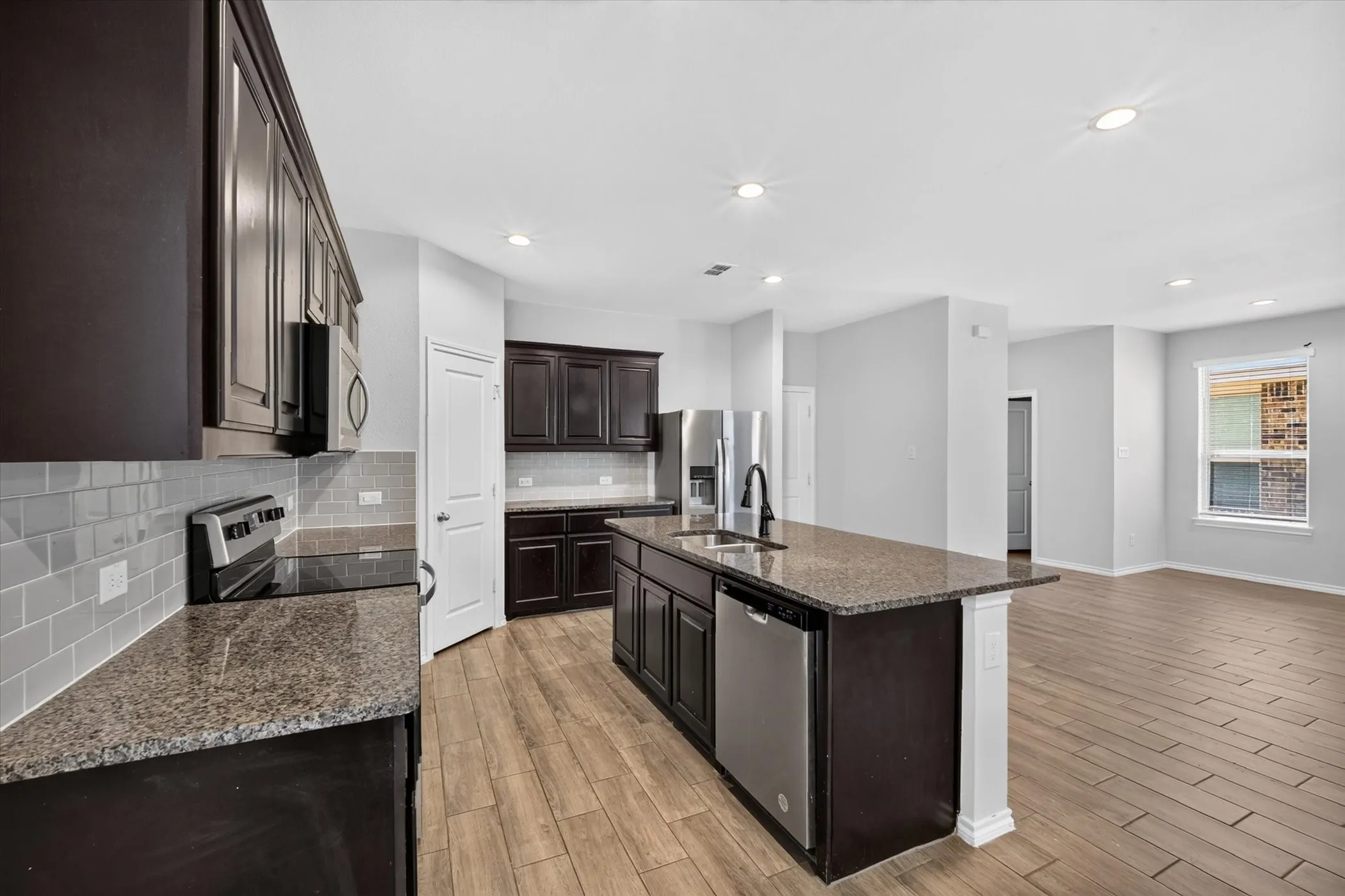 Single Family Residence For Rent in Collin County , 3304 Shortgrass Lane, Melissa, Texas 75454, 3 Bedroom, 3 Bathroom, 2 Garage spaces, 2,155 Sqft, built in 2023, mls#21291085, Real Estate Agent in Melissa, Homes For Rent in Collin county, Homes For Rent in Melissa, Realtor in Melissa Texas, Real Estate Brokerage Independent Realty Texas, Luminita Cordes Realtor